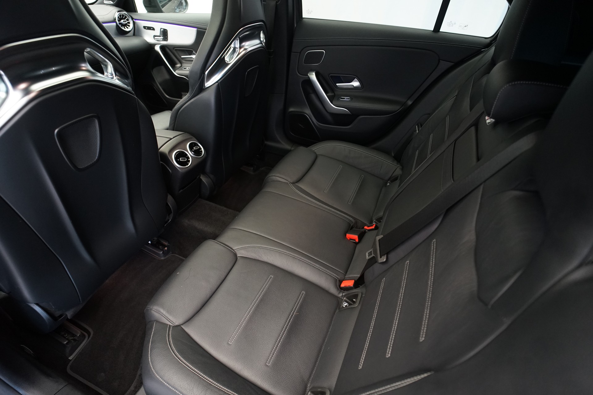 MERCEDES-BENZ A 45 S AMG 4Matic+ Speedshift *CH-Fahrzeug* *Pano* *Performance Sitze*-image-17
