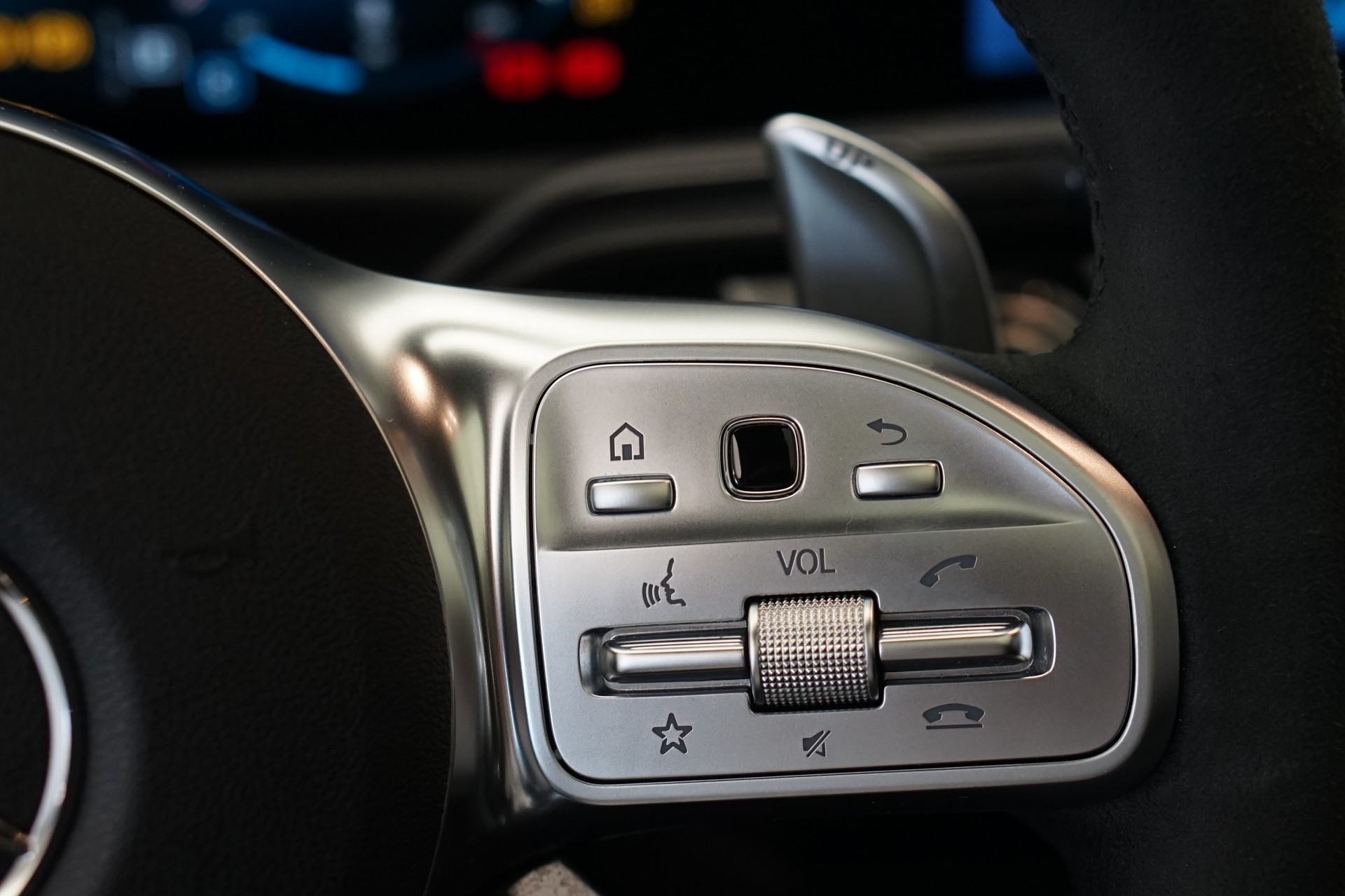 MERCEDES-BENZ A 45 S AMG 4Matic+ Speedshift *CH-Fahrzeug* *Pano* *Performance Sitze*-image-24