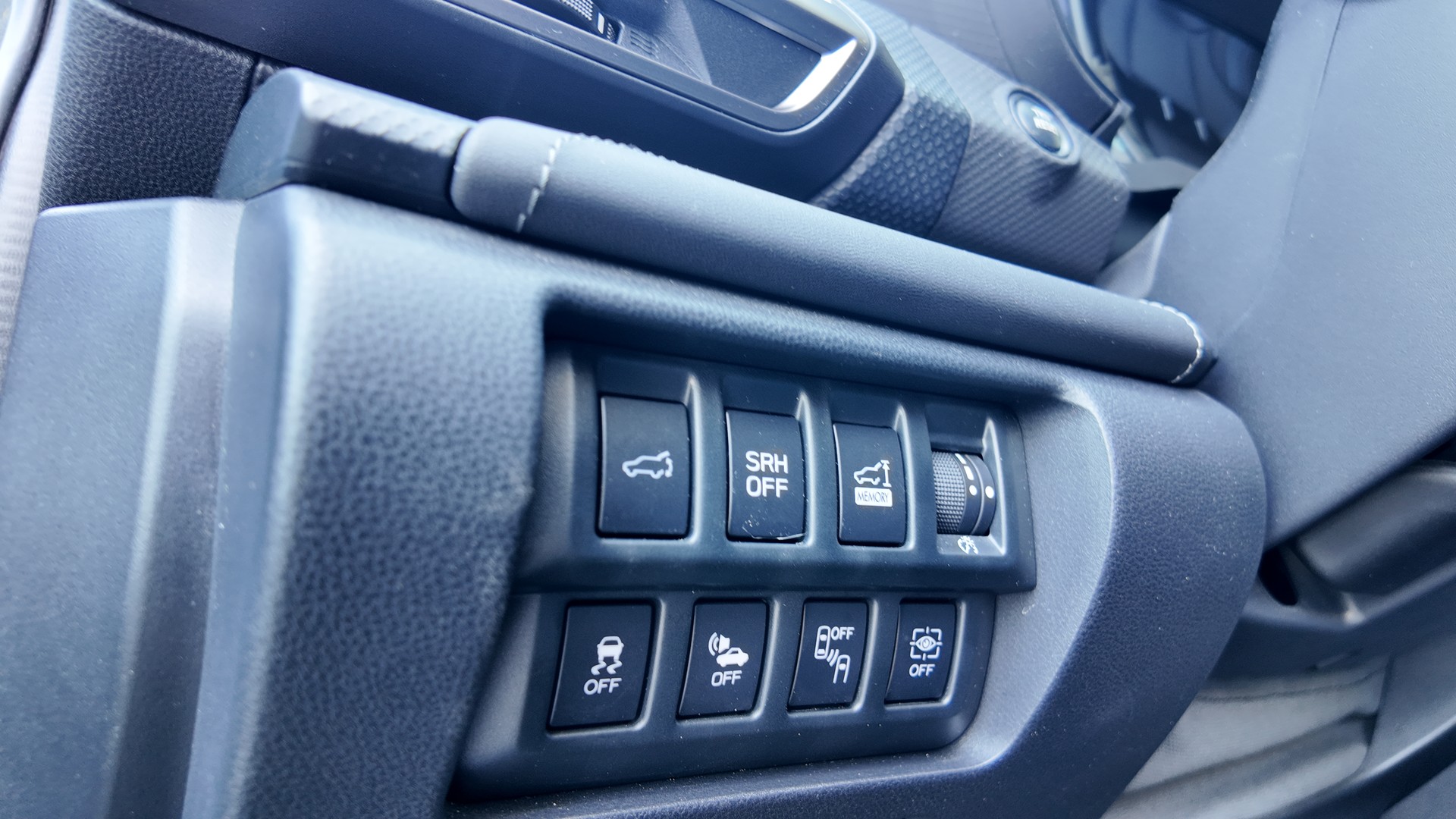 SUBARU Forester 2.0i e-Boxer Luxury Lineartronic-image-11