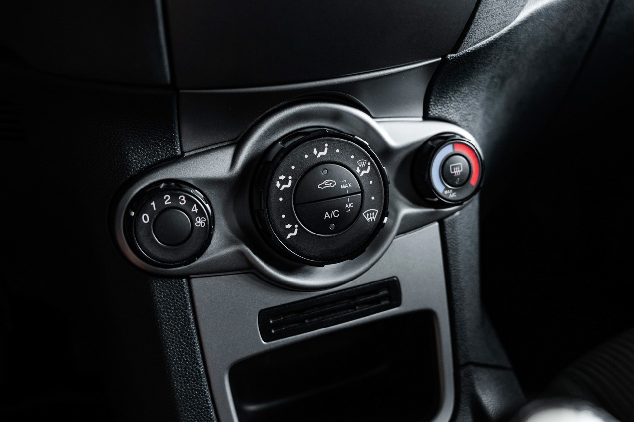 FORD Fiesta 1.25 16V Colourline-image-19