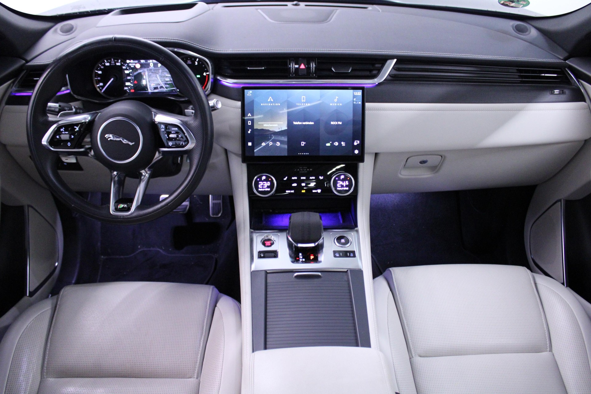 JAGUAR F-Pace 2.0 D I4 200 R-Dynamic S AWD-image-10