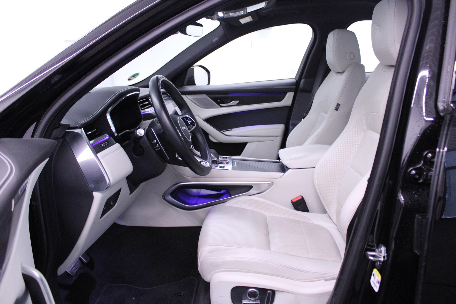 JAGUAR F-Pace 2.0 D I4 200 R-Dynamic S AWD-image-7