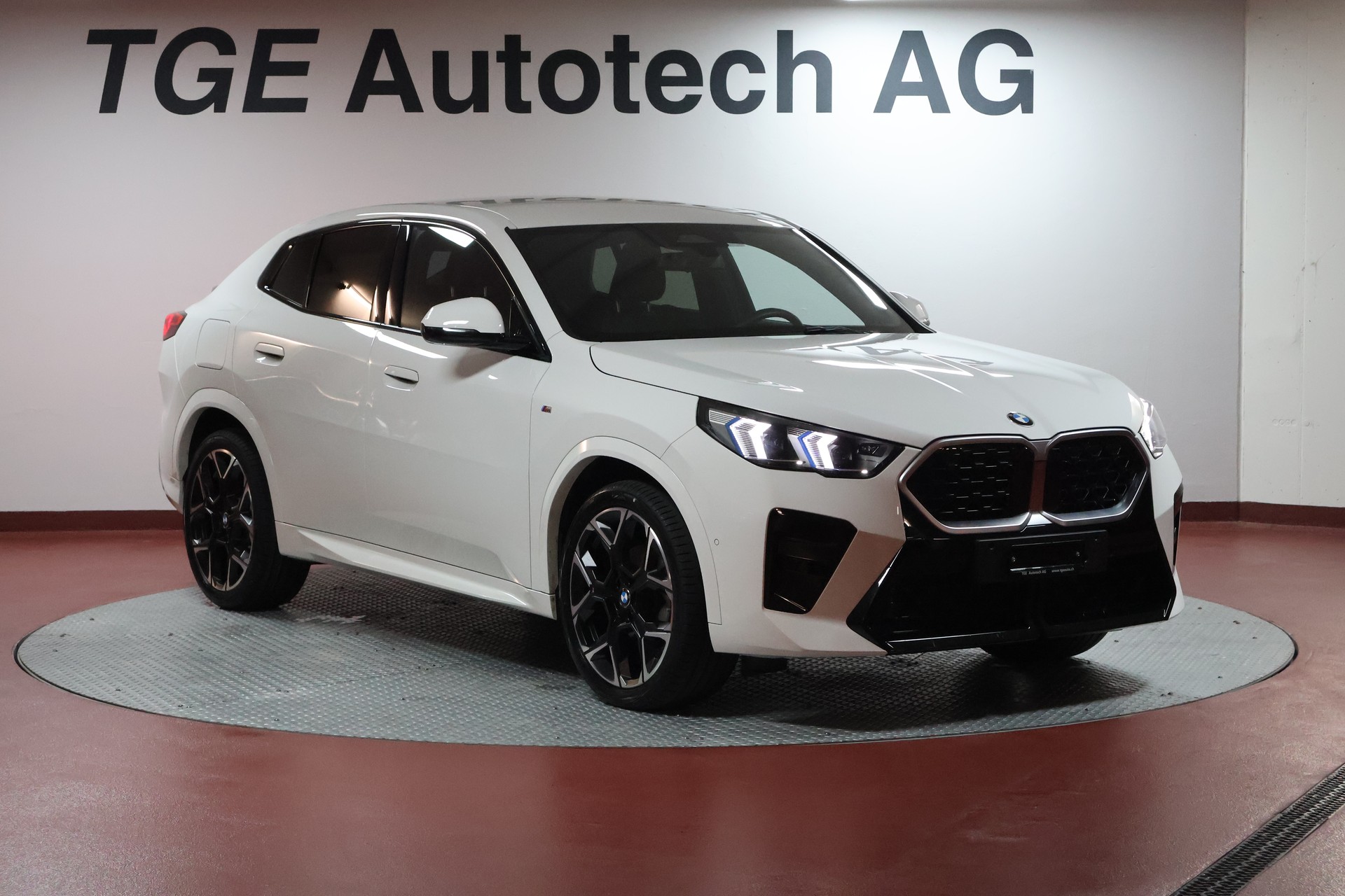 BMW X2 sDrive 18d 48V M Sport-showroom-element-2