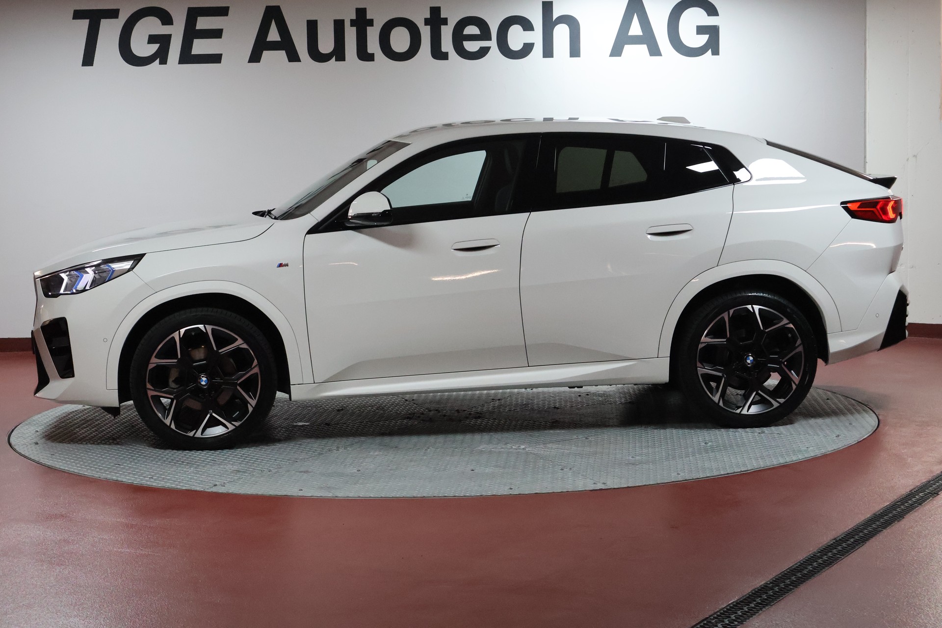 BMW X2 sDrive 18d 48V M Sport-showroom-element-3