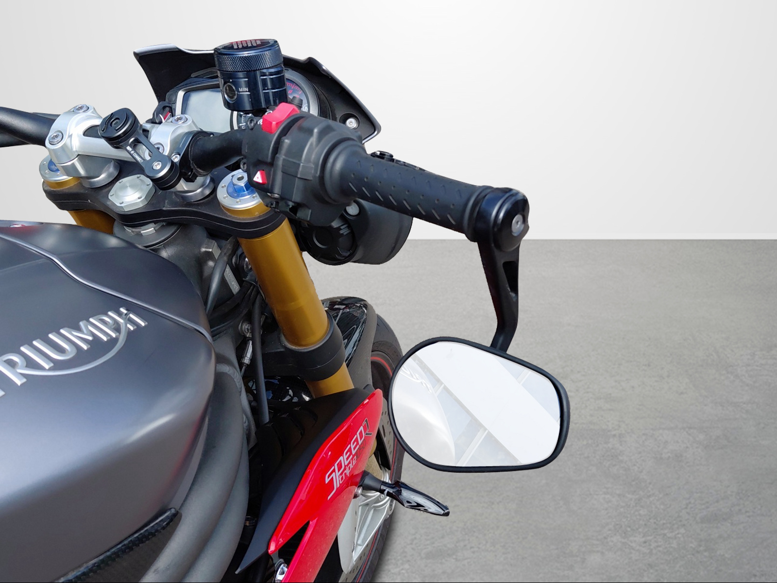 TRIUMPH Speed Triple R 1050 ABS-image-13