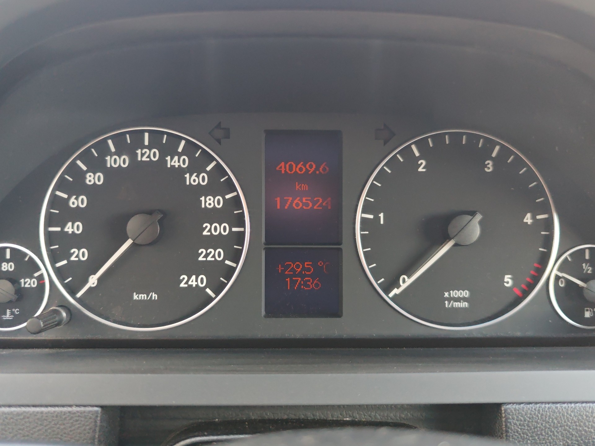 MERCEDES-BENZ A 200 CDI Elégance Autotronic-image-16