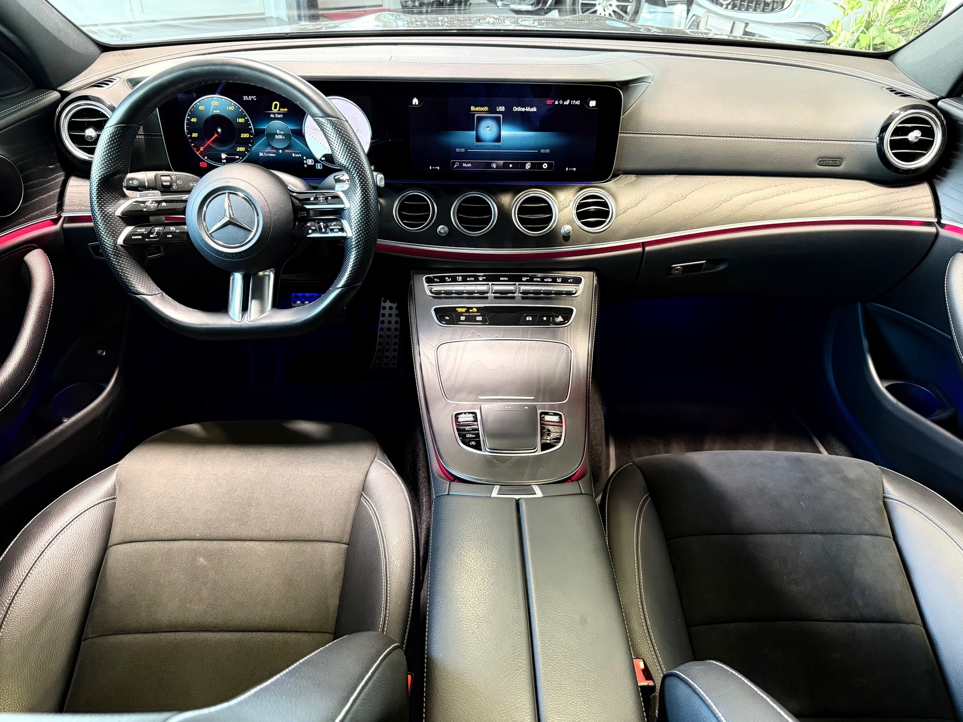MERCEDES-BENZ E 220 d T 4Matic AMG Line 9G-Tronic-image-12