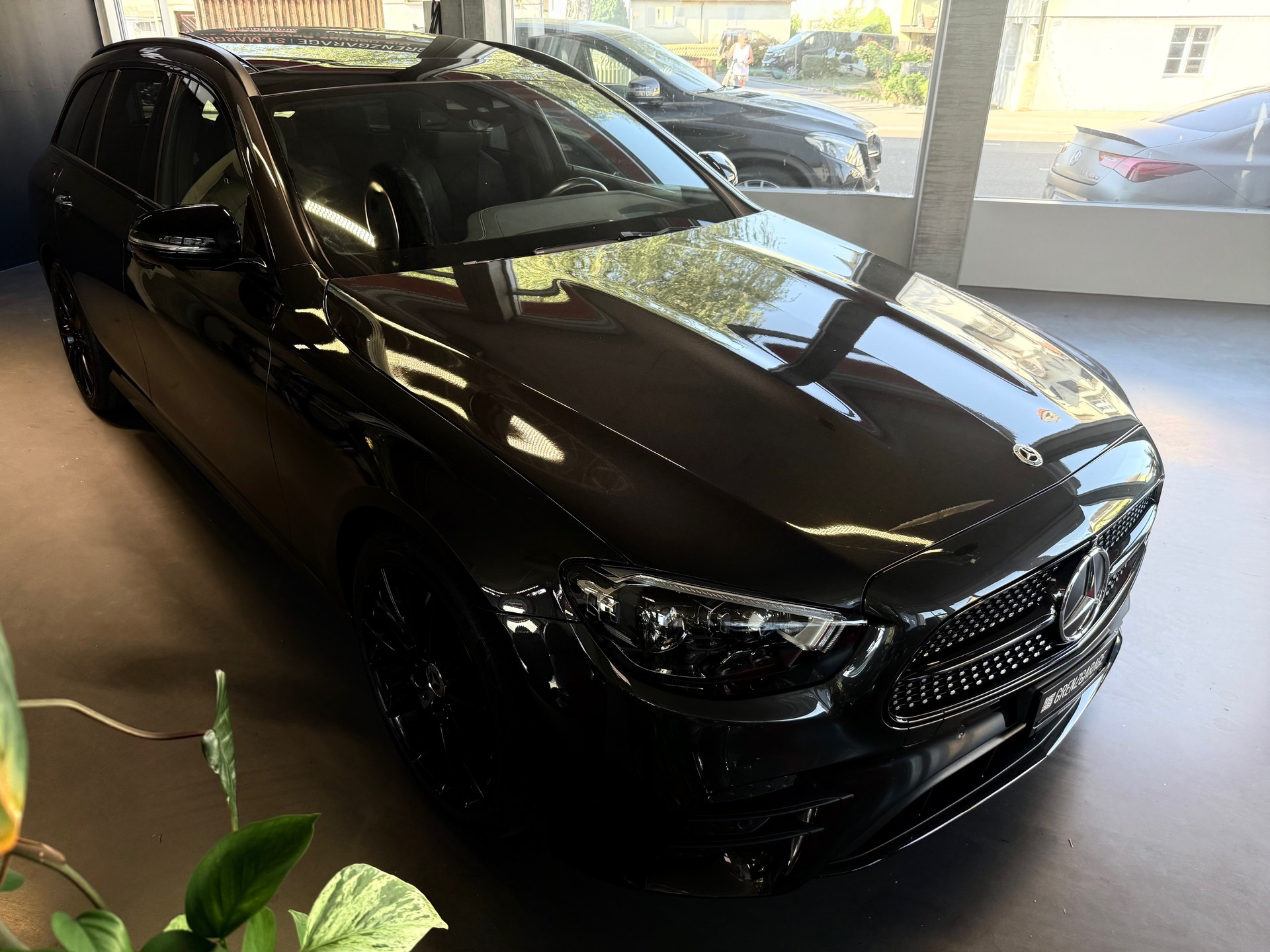 MERCEDES-BENZ E 220 d T 4Matic AMG Line 9G-Tronic-showroom-element-1