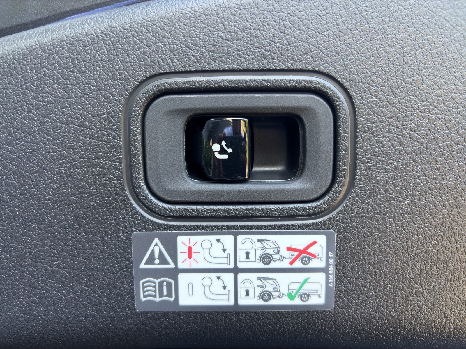 MERCEDES-BENZ CLE 200 Coupé 4Matic 9G-Tronic-image-9