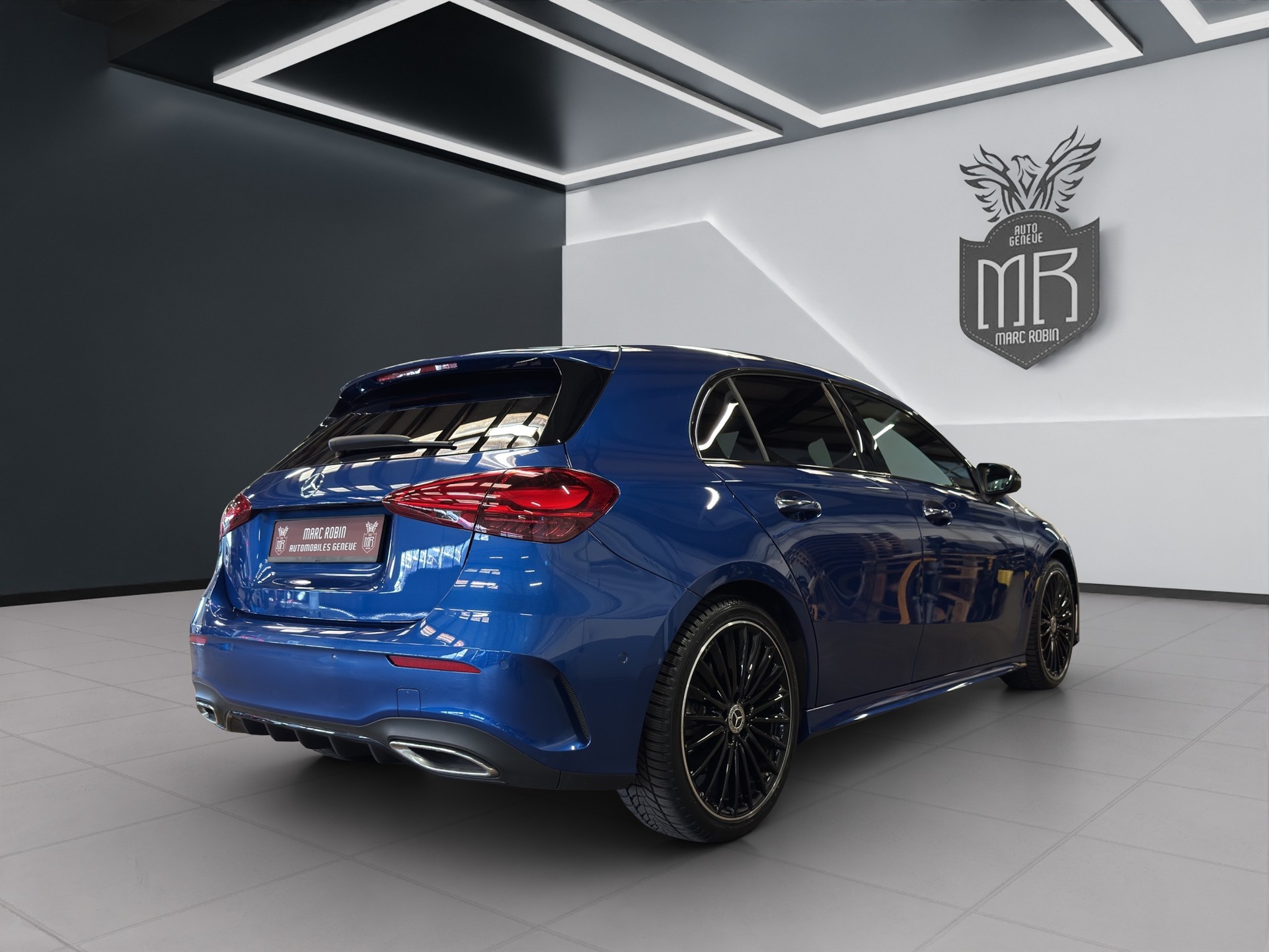 MERCEDES-BENZ A 200 7G-DCT-showroom-element-3