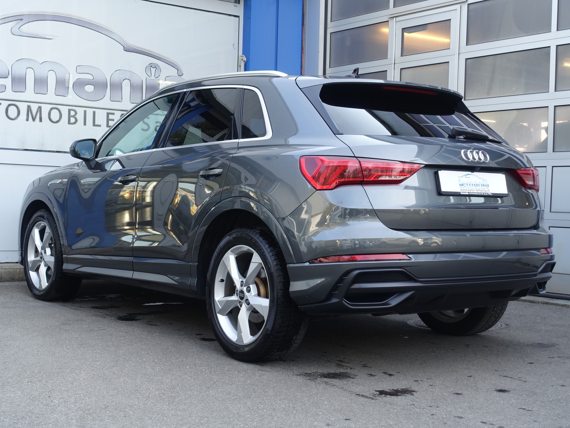 AUDI Q3 35 TFSI advanced Attraction S-tronic-showroom-element-3