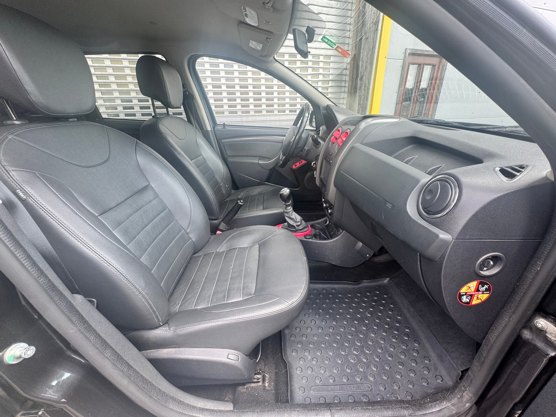DACIA Duster 1.2 T Lauréate 4x4-image-12