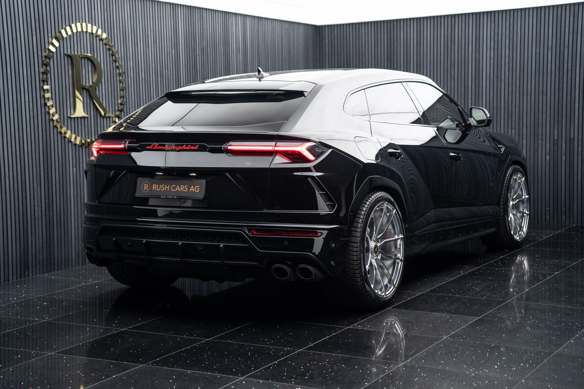 LAMBORGHINI Urus E-Gear-showroom-element-2