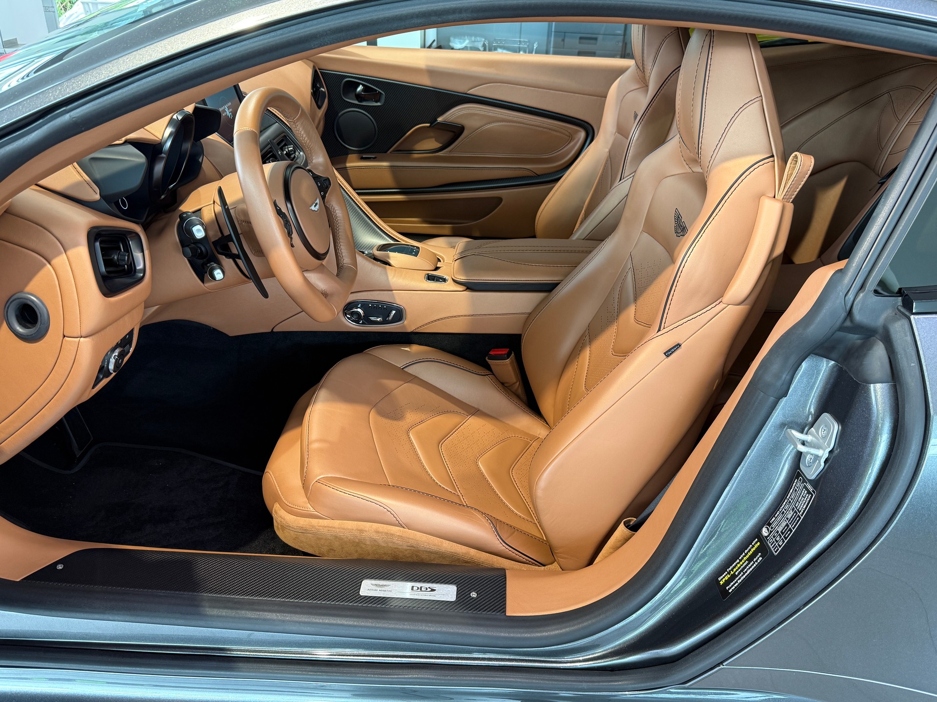 ASTON MARTIN DBS Coupé Superleggera-image-9