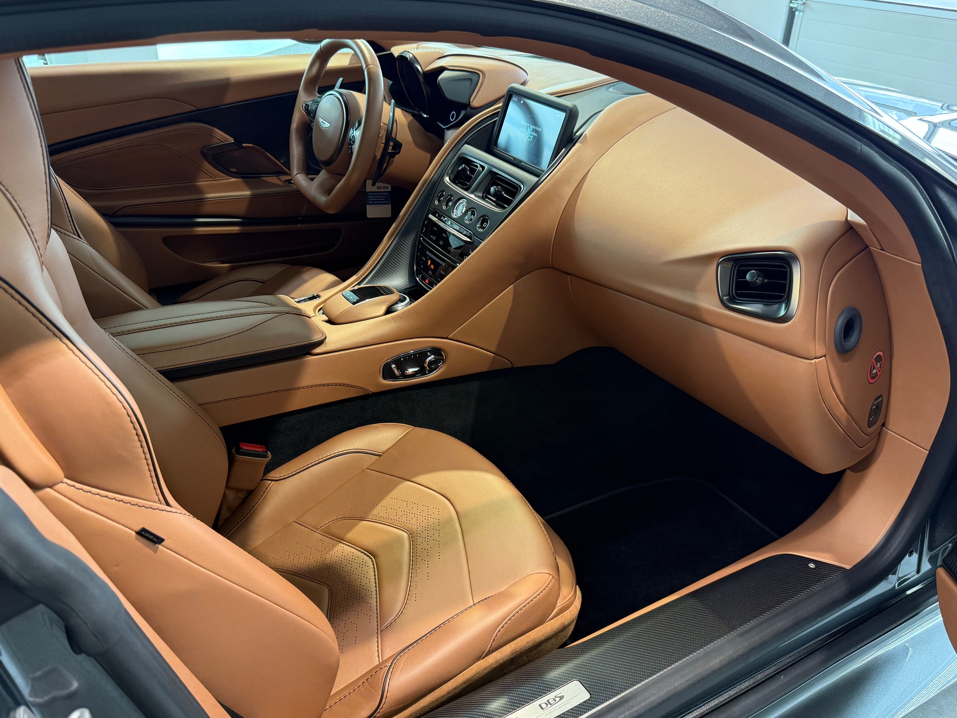 ASTON MARTIN DBS Coupé Superleggera-image-10