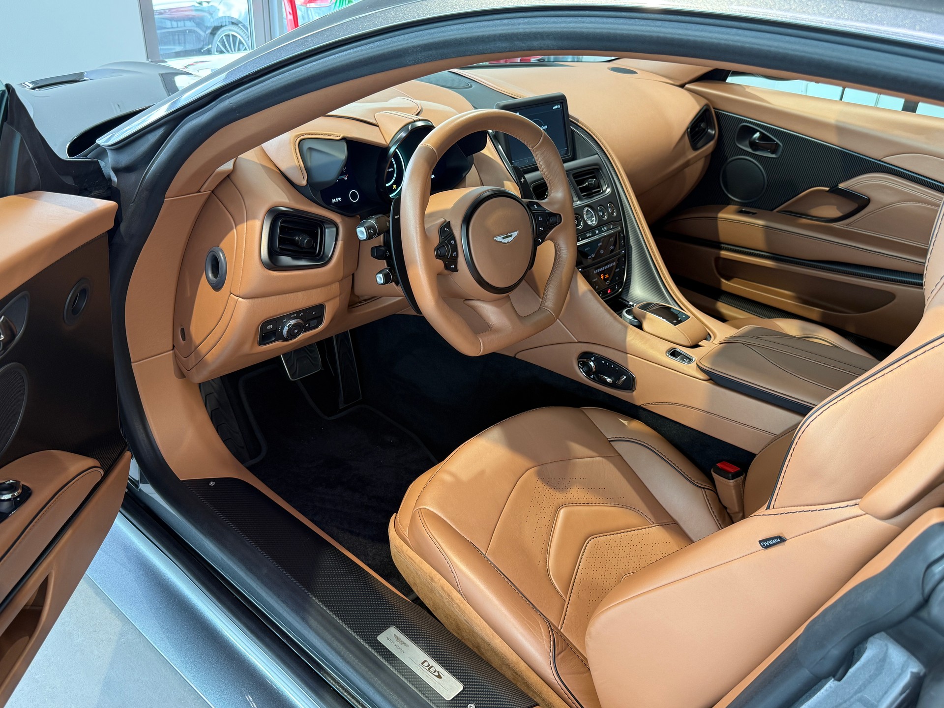 ASTON MARTIN DBS Coupé Superleggera-image-8