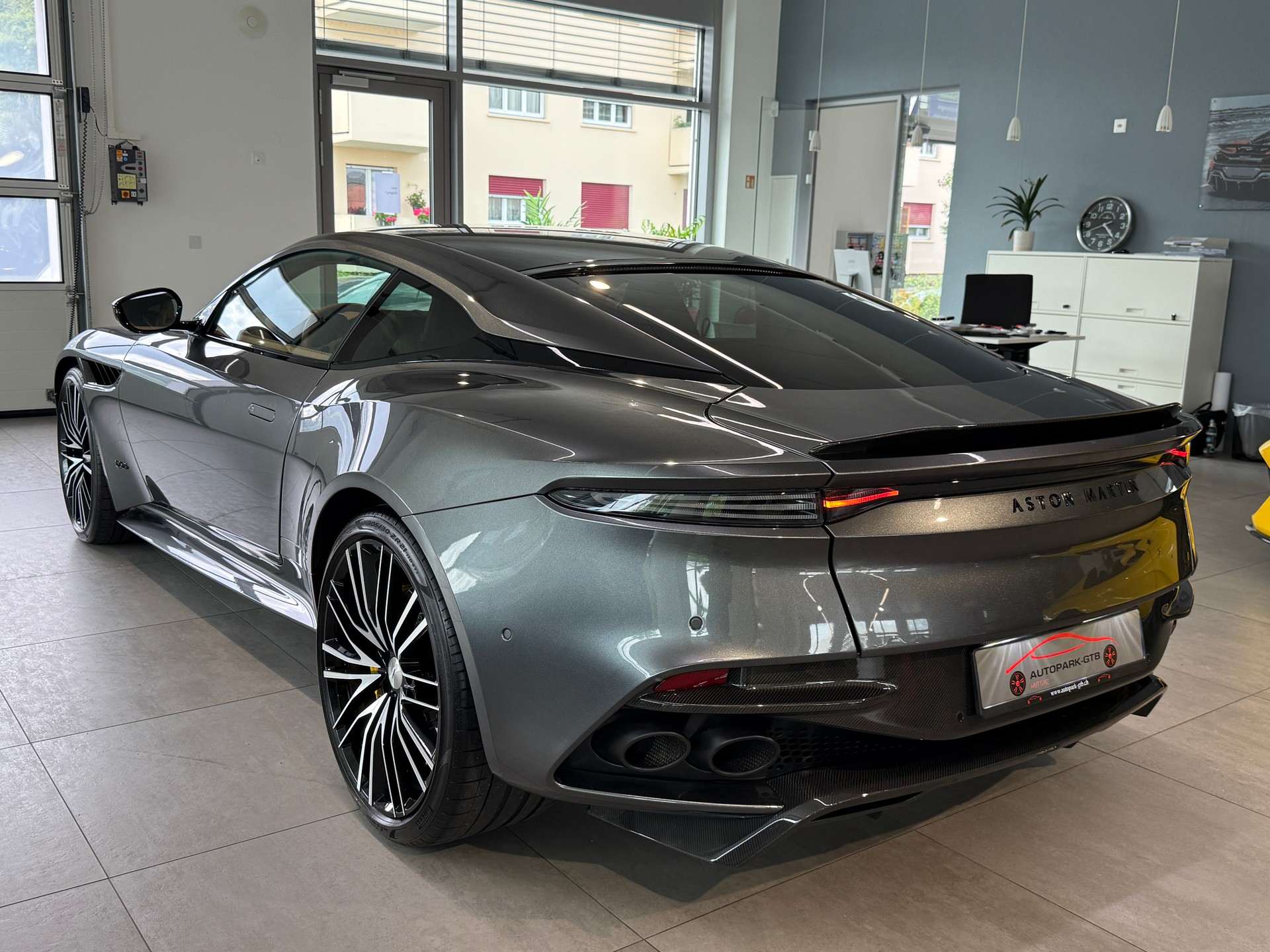 ASTON MARTIN DBS Coupé Superleggera-image-5