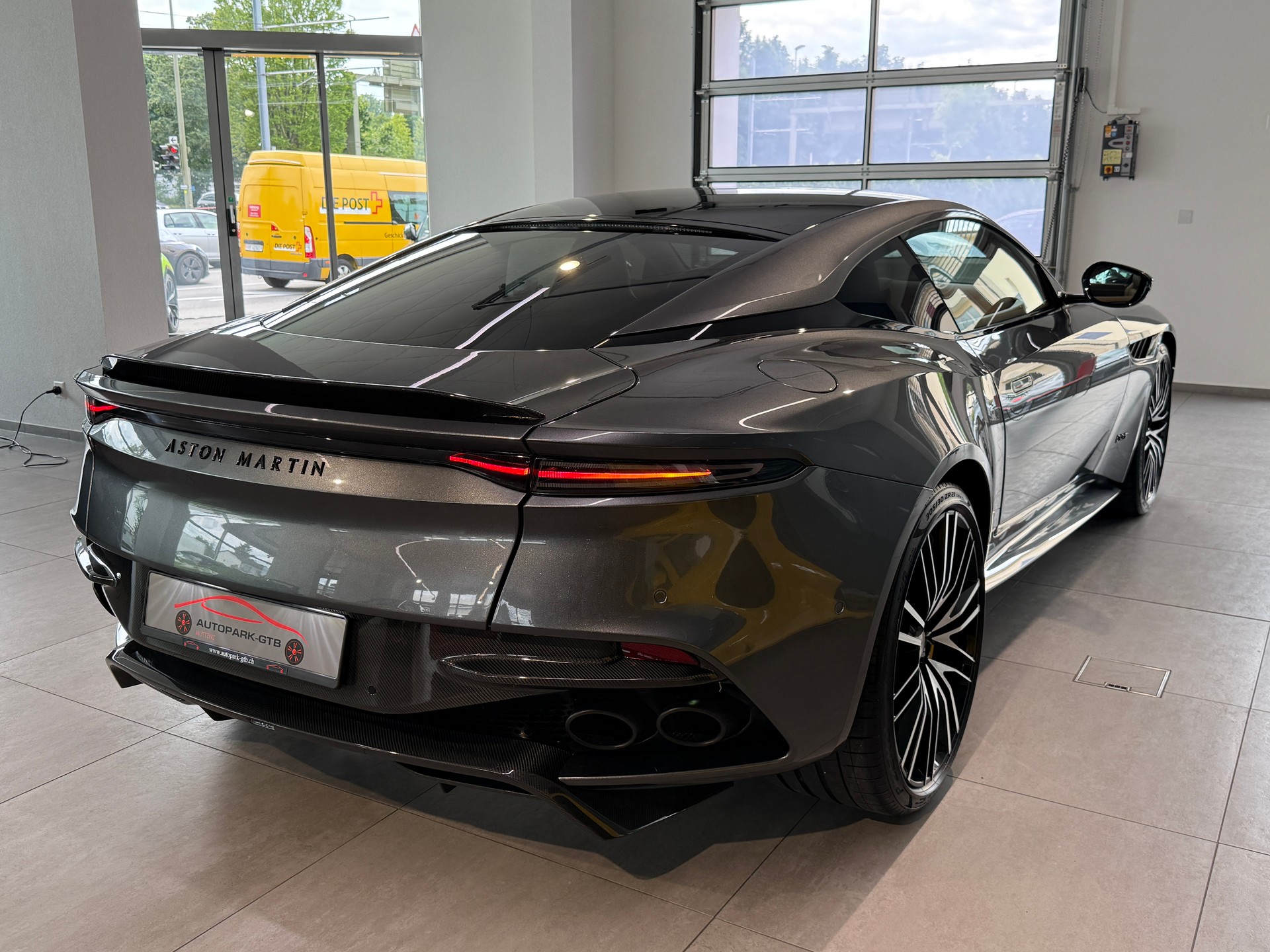ASTON MARTIN DBS Coupé Superleggera-image-6