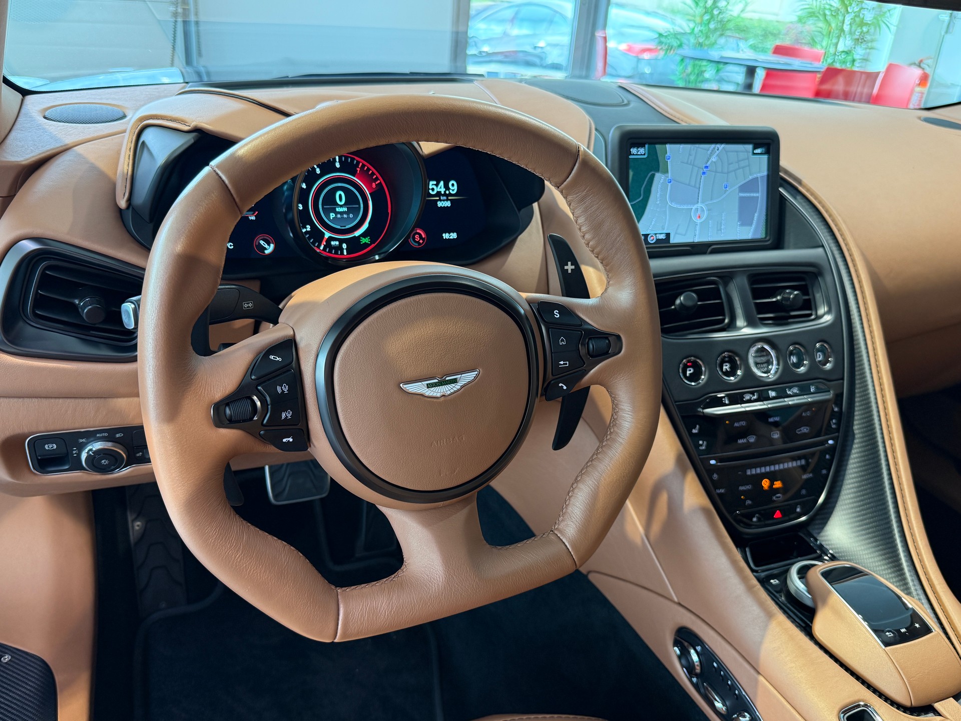 ASTON MARTIN DBS Coupé Superleggera-image-12