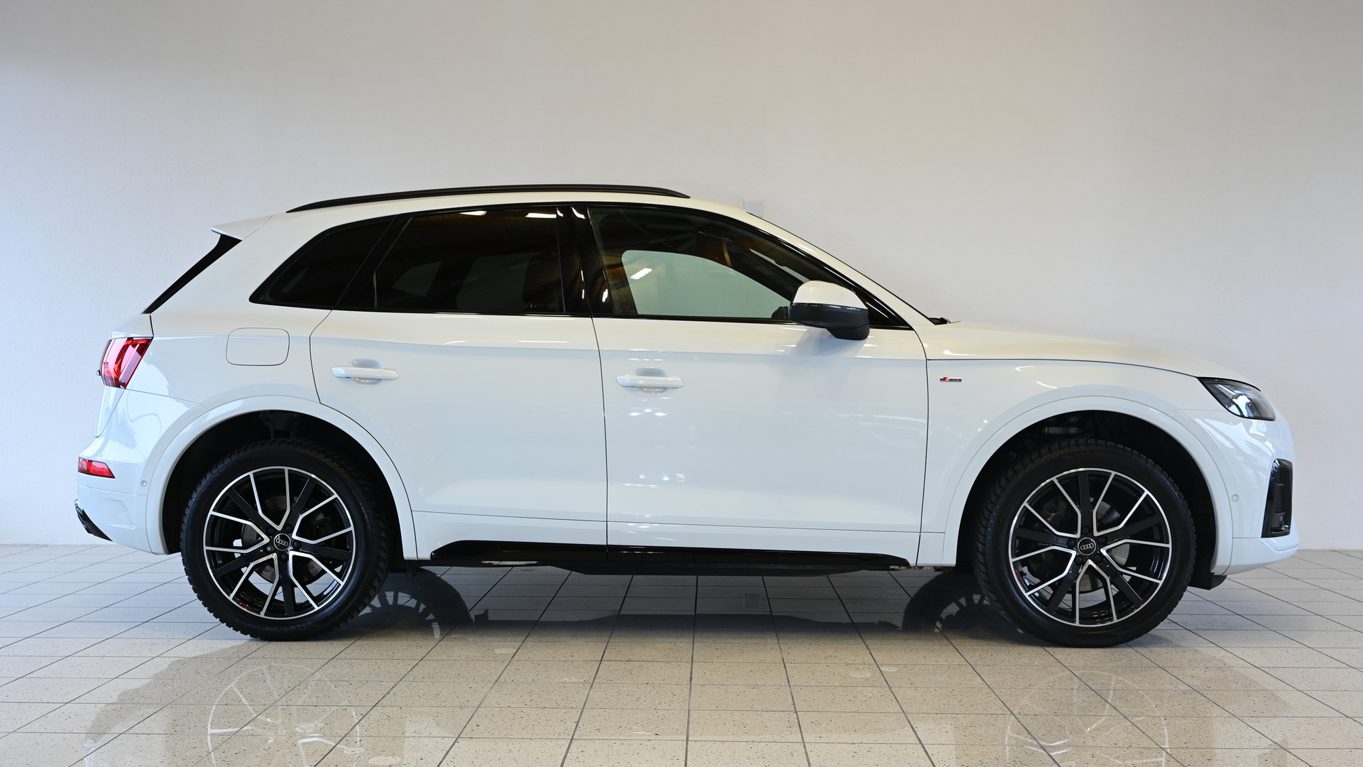 AUDI Q5 2.0 40 TDI S Line quattro S-Tronic-image-4
