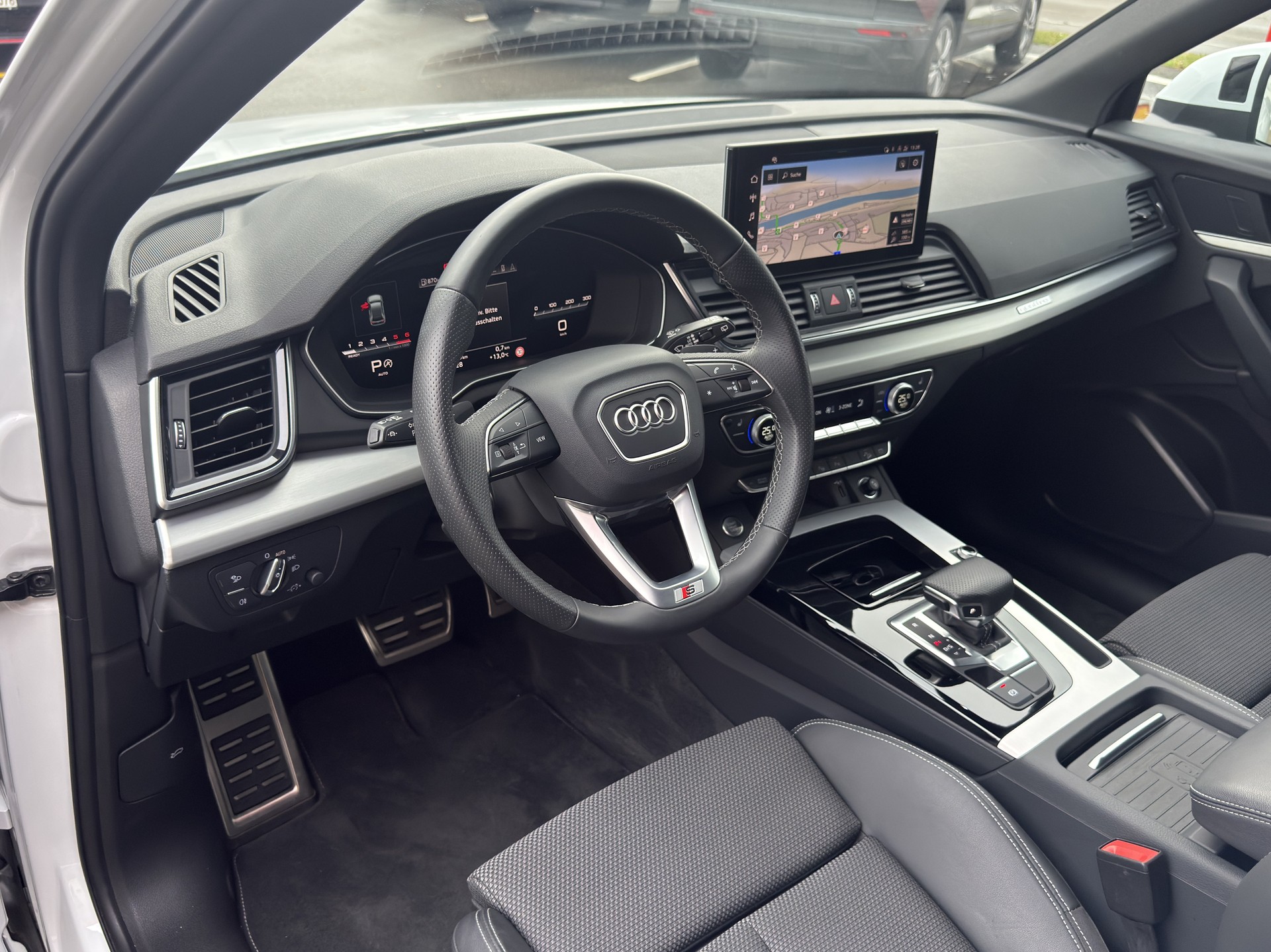 AUDI Q5 2.0 40 TDI S Line quattro S-Tronic-image-8