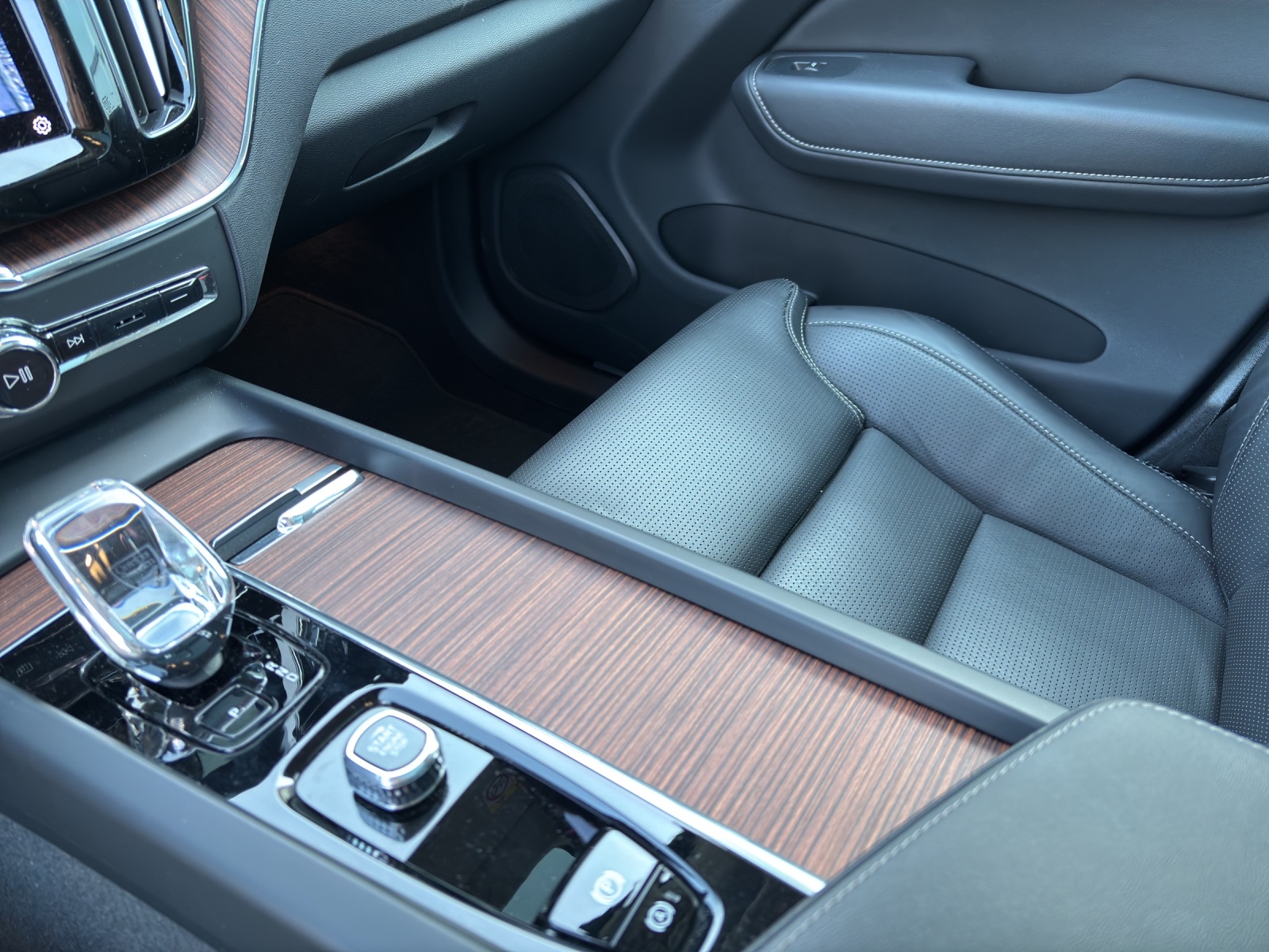 VOLVO XC60 2.0 T8 TE Ultimate Dark eAWD-image-9