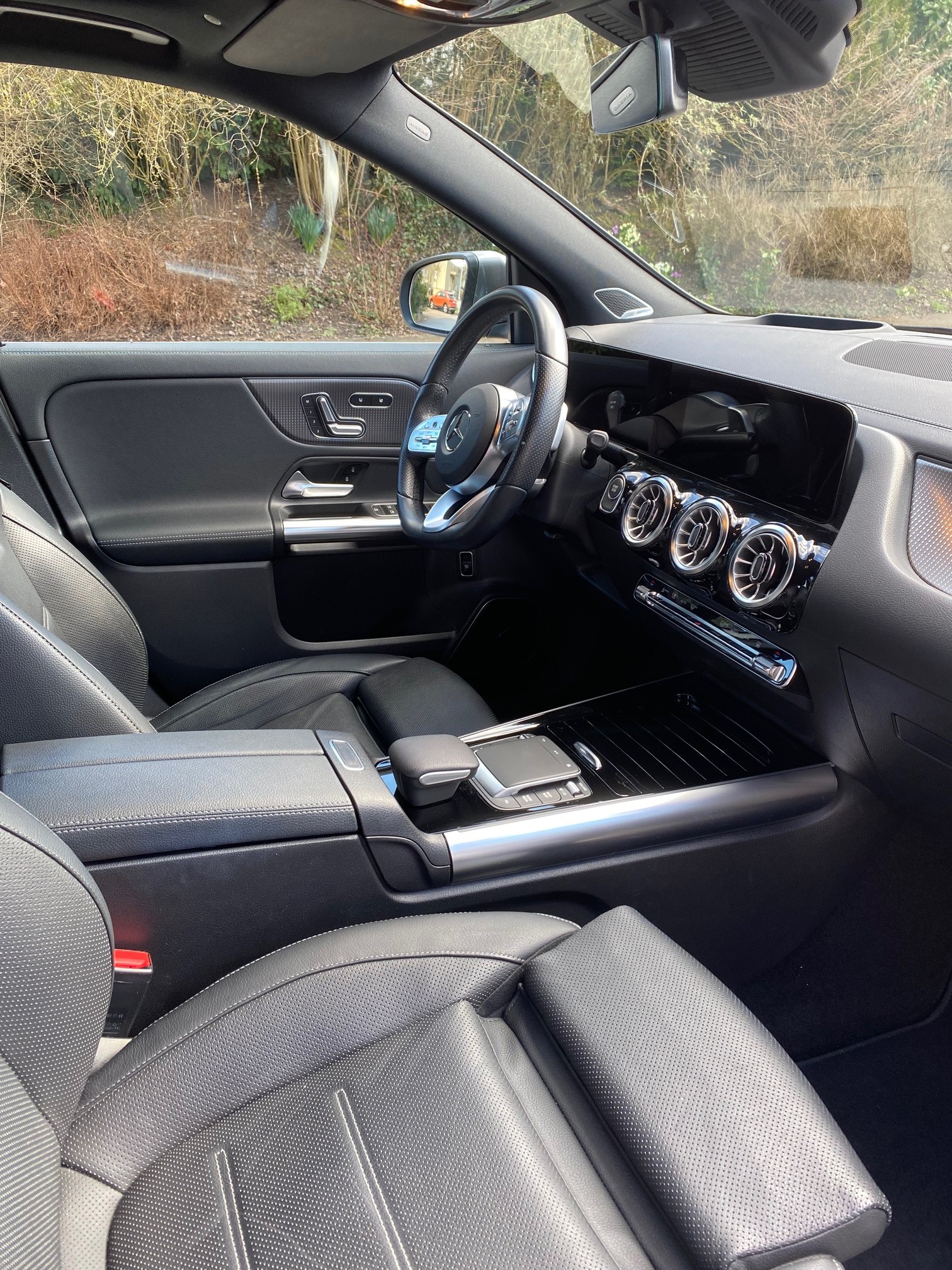 MERCEDES-BENZ EQA 250 AMG Line-image-3