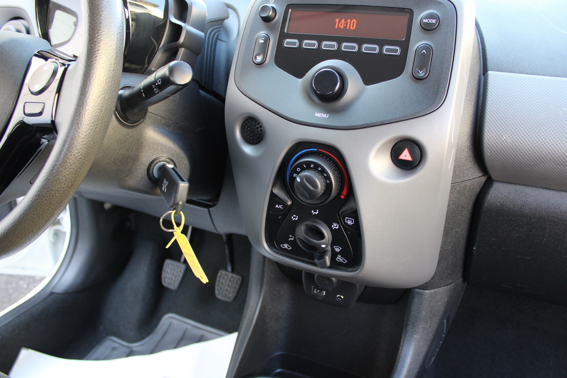 PEUGEOT 108 e-1.0 VTi Stop&Start Active-image-10