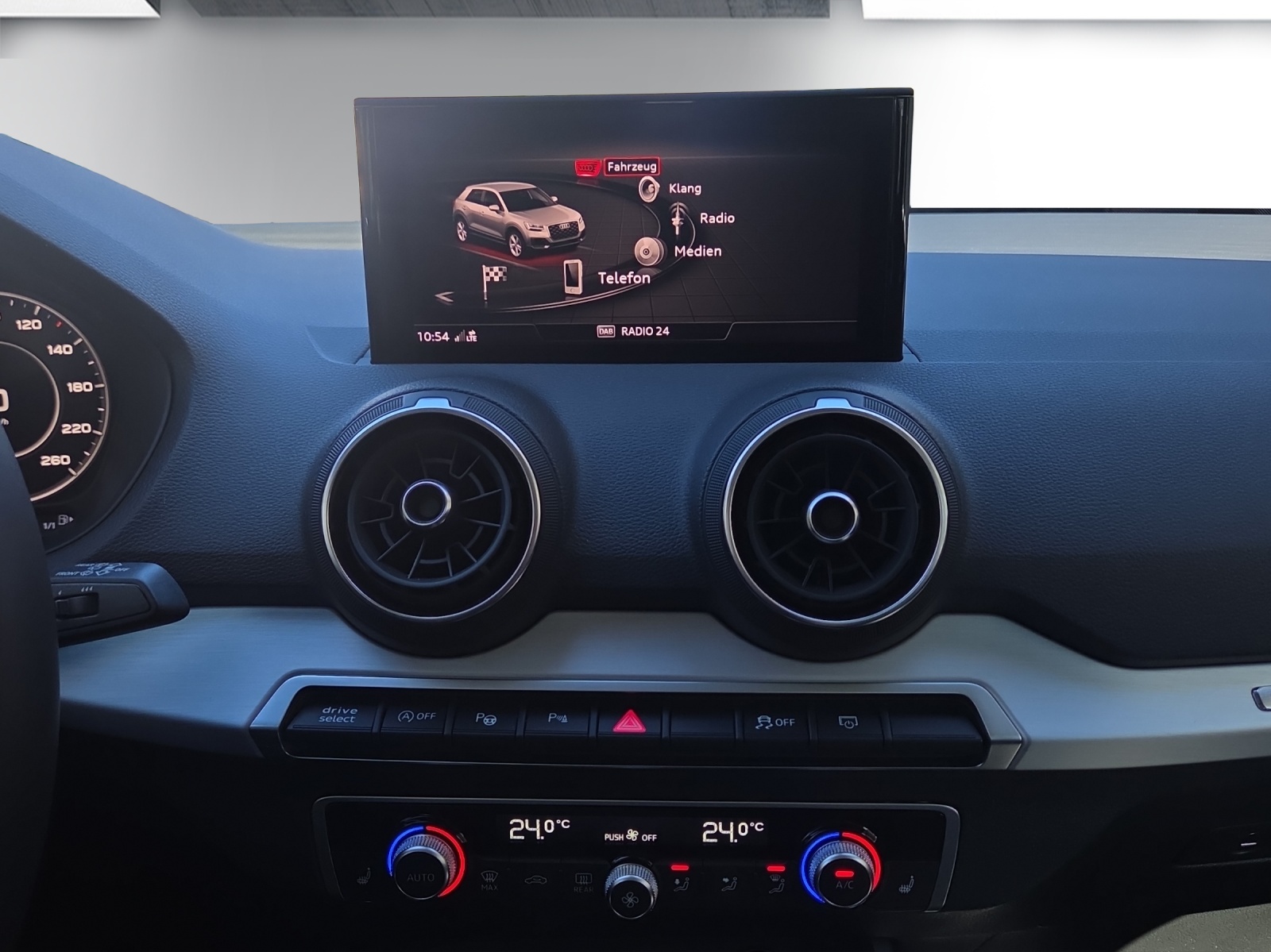 AUDI Q2 40 TFSI Attraction quattro S-tronic-image-13