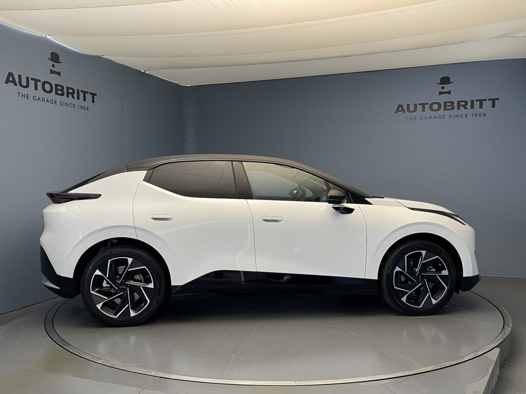 LYNK & CO 02 More-showroom-element-2