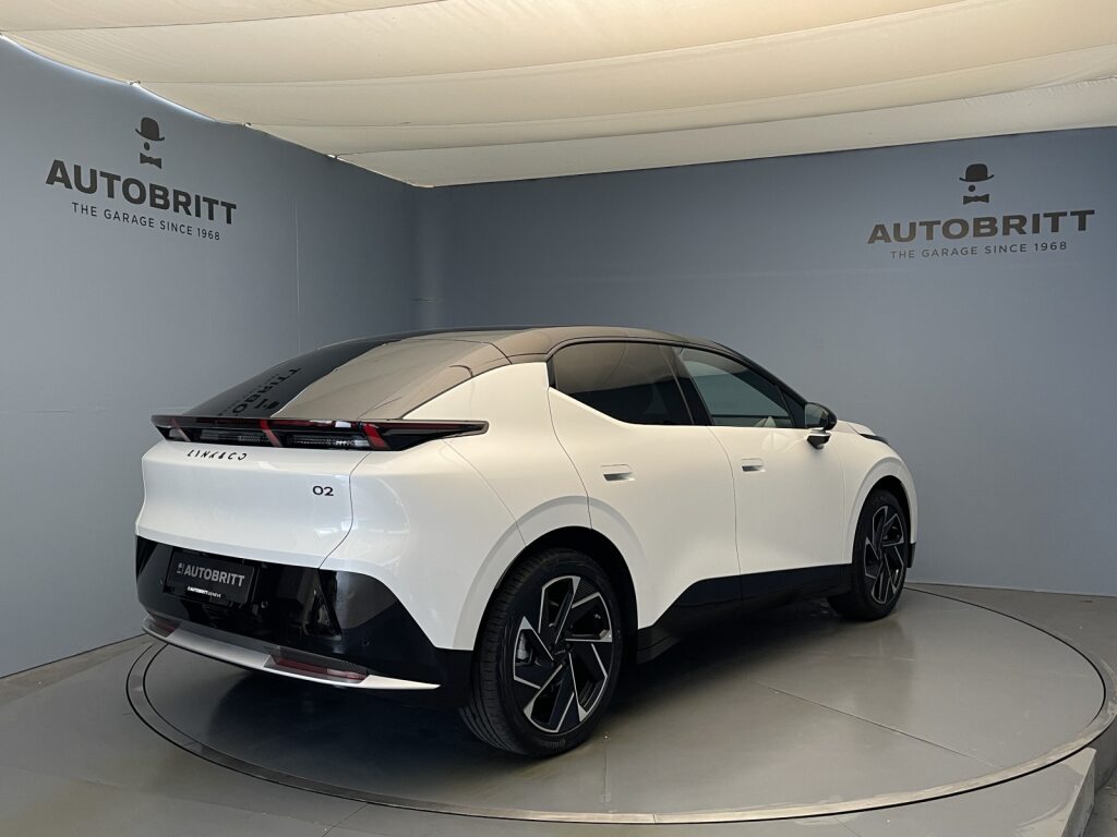 LYNK & CO 02 More-showroom-element-3