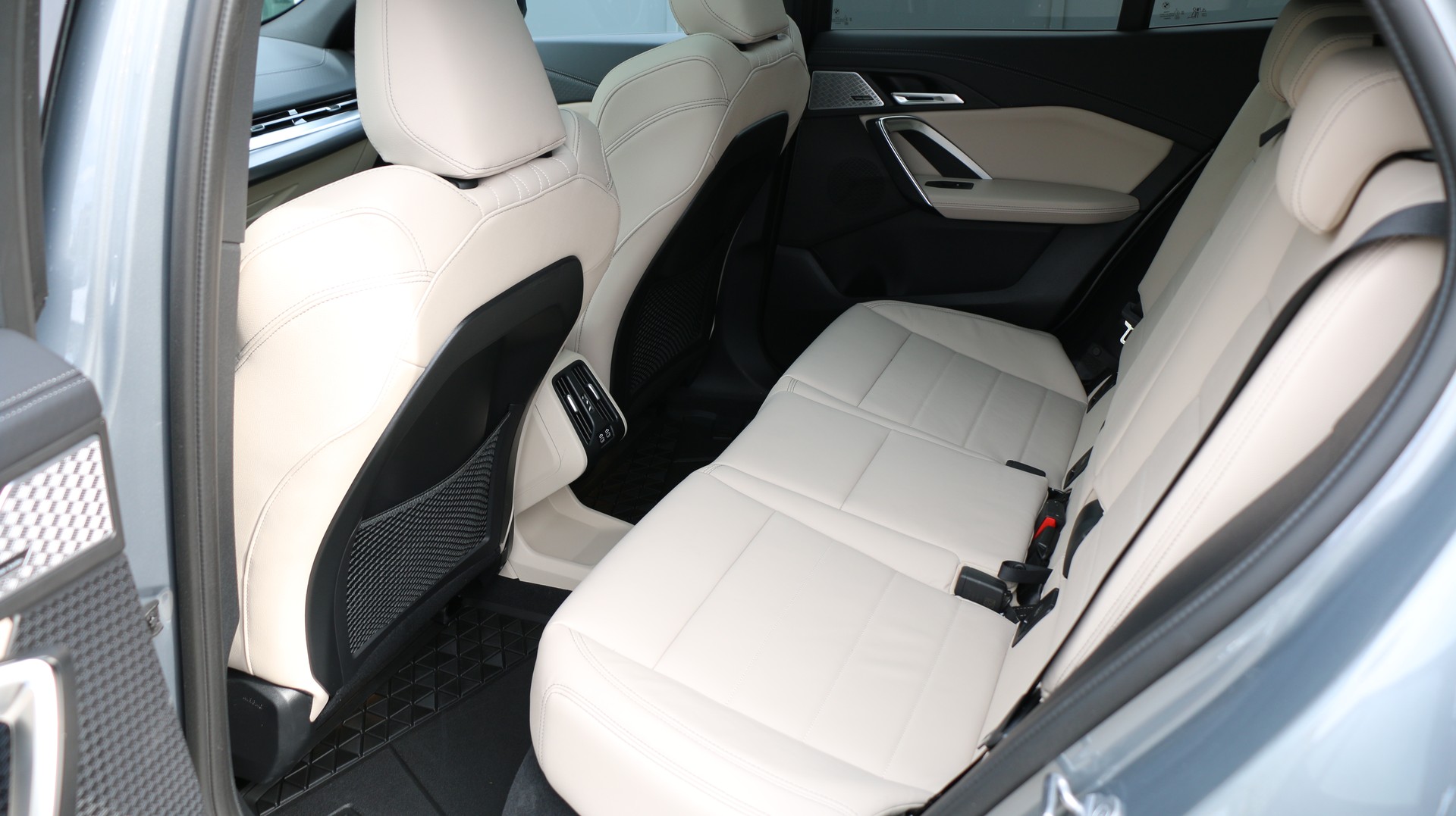 BMW iX2 xDrive 30 M Sport-image-13
