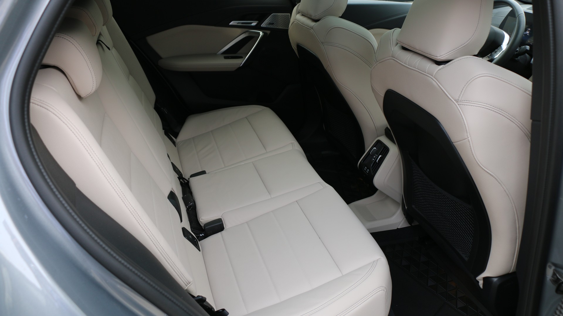 BMW iX2 xDrive 30 M Sport-image-16