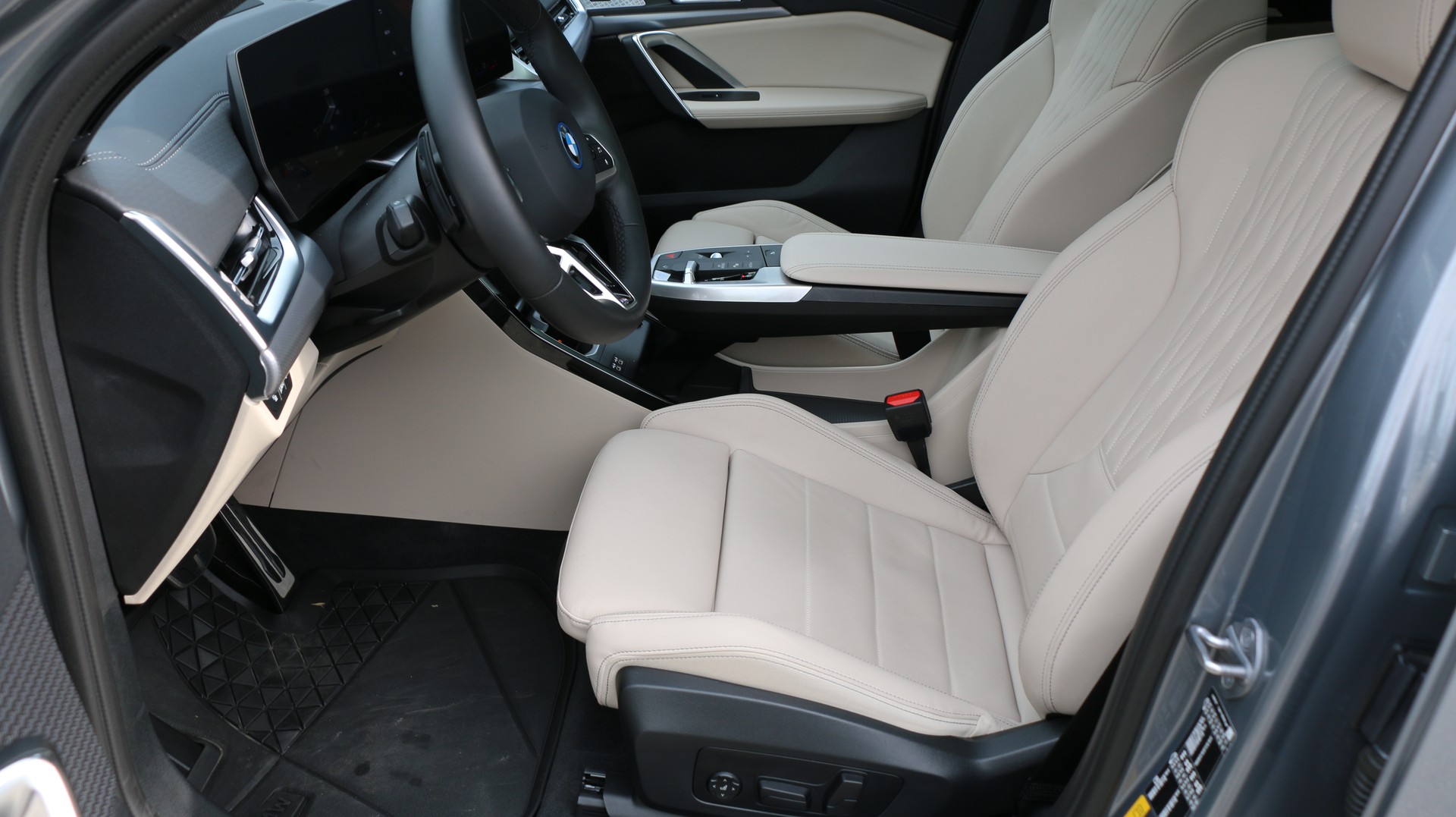 BMW iX2 xDrive 30 M Sport-image-8