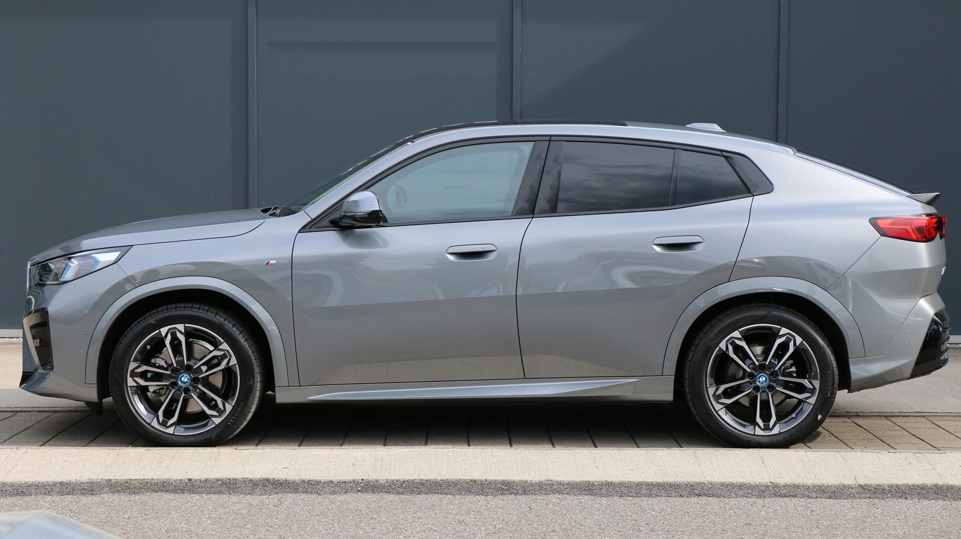 BMW iX2 xDrive 30 M Sport-image-2
