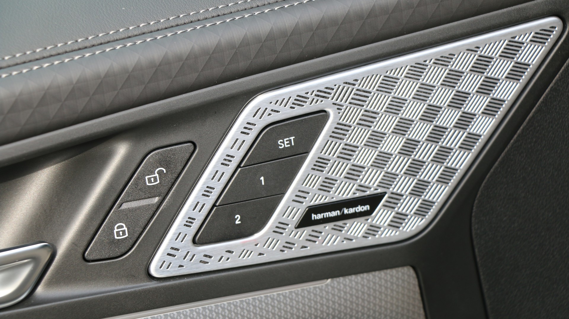 BMW iX2 xDrive 30 M Sport-image-12