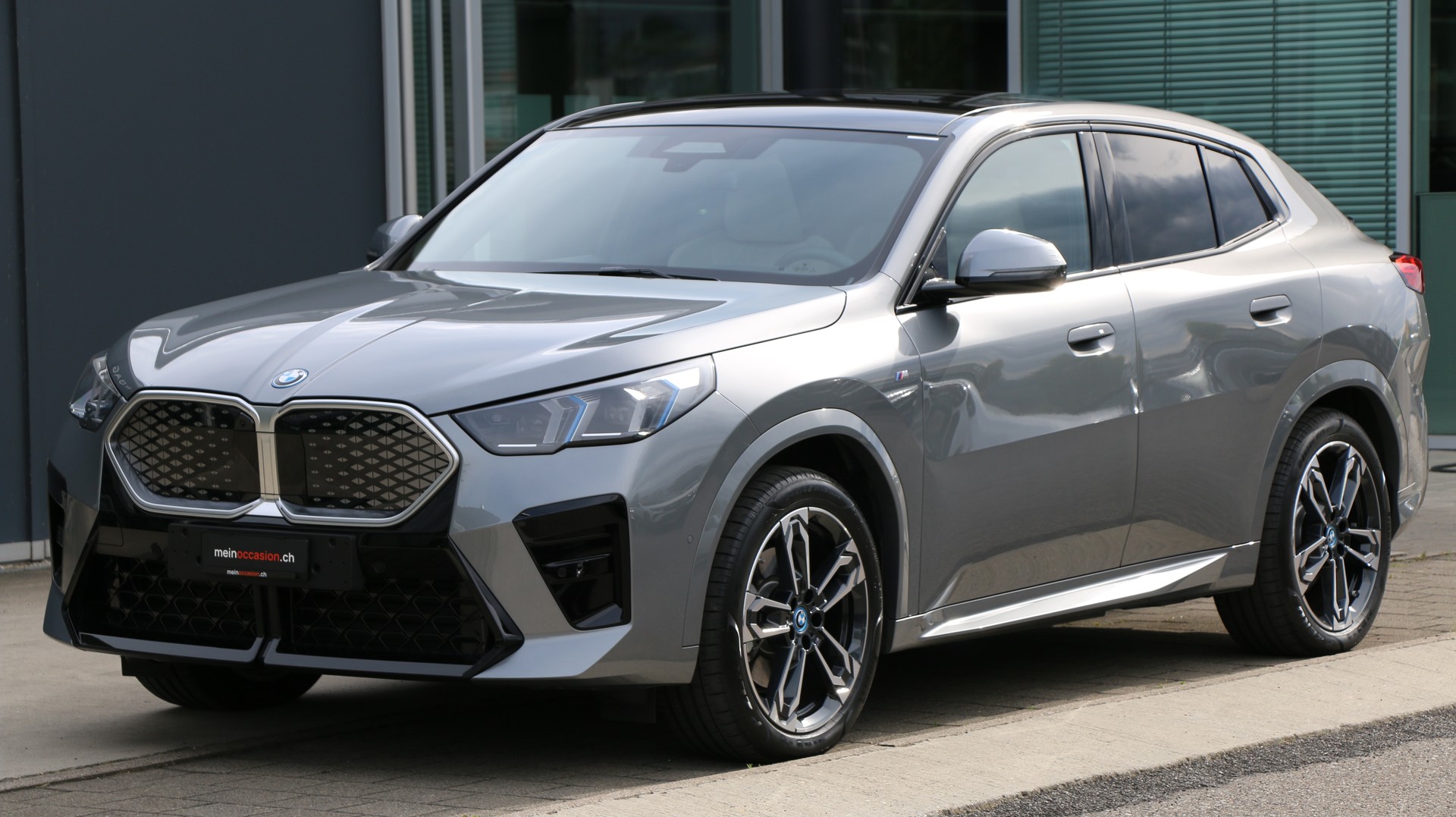 BMW iX2 xDrive 30 M Sport-image-1