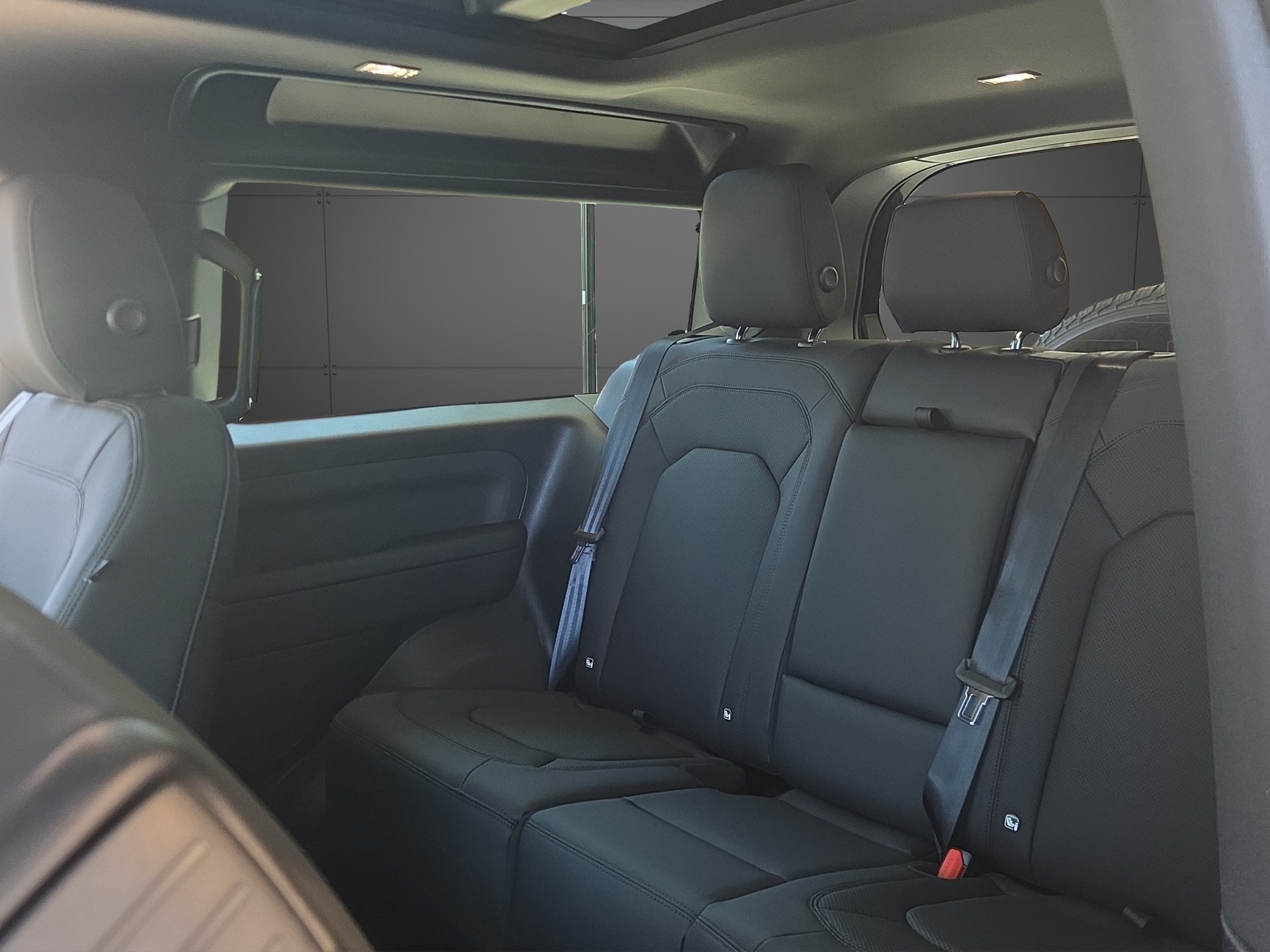 LAND ROVER Defender 90 3.0D I6 250 S AT8-image-7