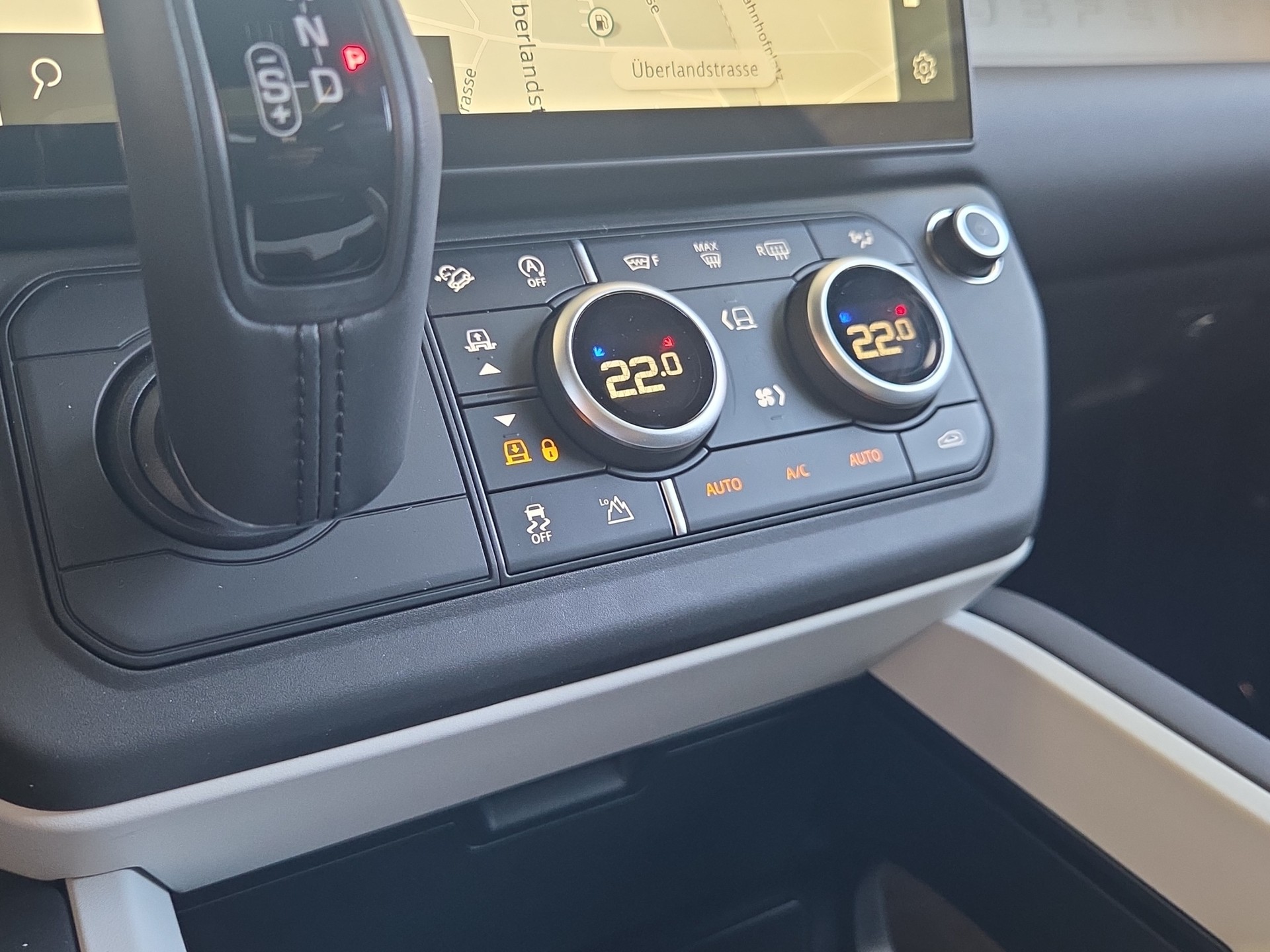 LAND ROVER Defender 90 3.0D I6 250 S AT8-image-14
