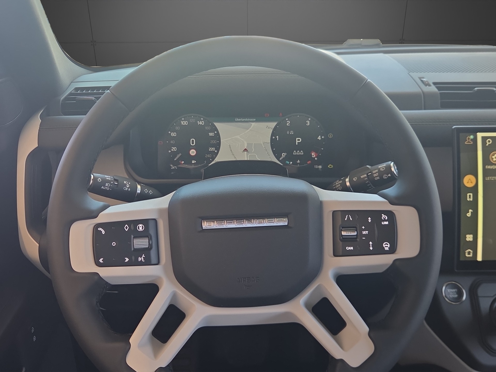LAND ROVER Defender 90 3.0D I6 250 S AT8-image-10