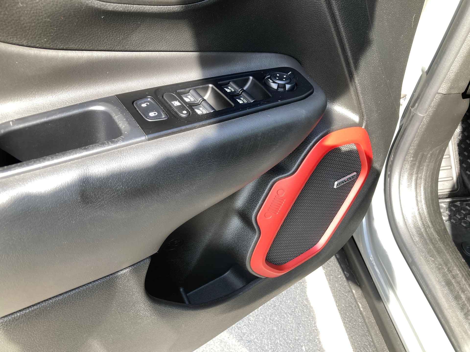 JEEP Renegade 1.3 T PHEV Trailhawk AWD mit Geländeuntersetzung-image-19