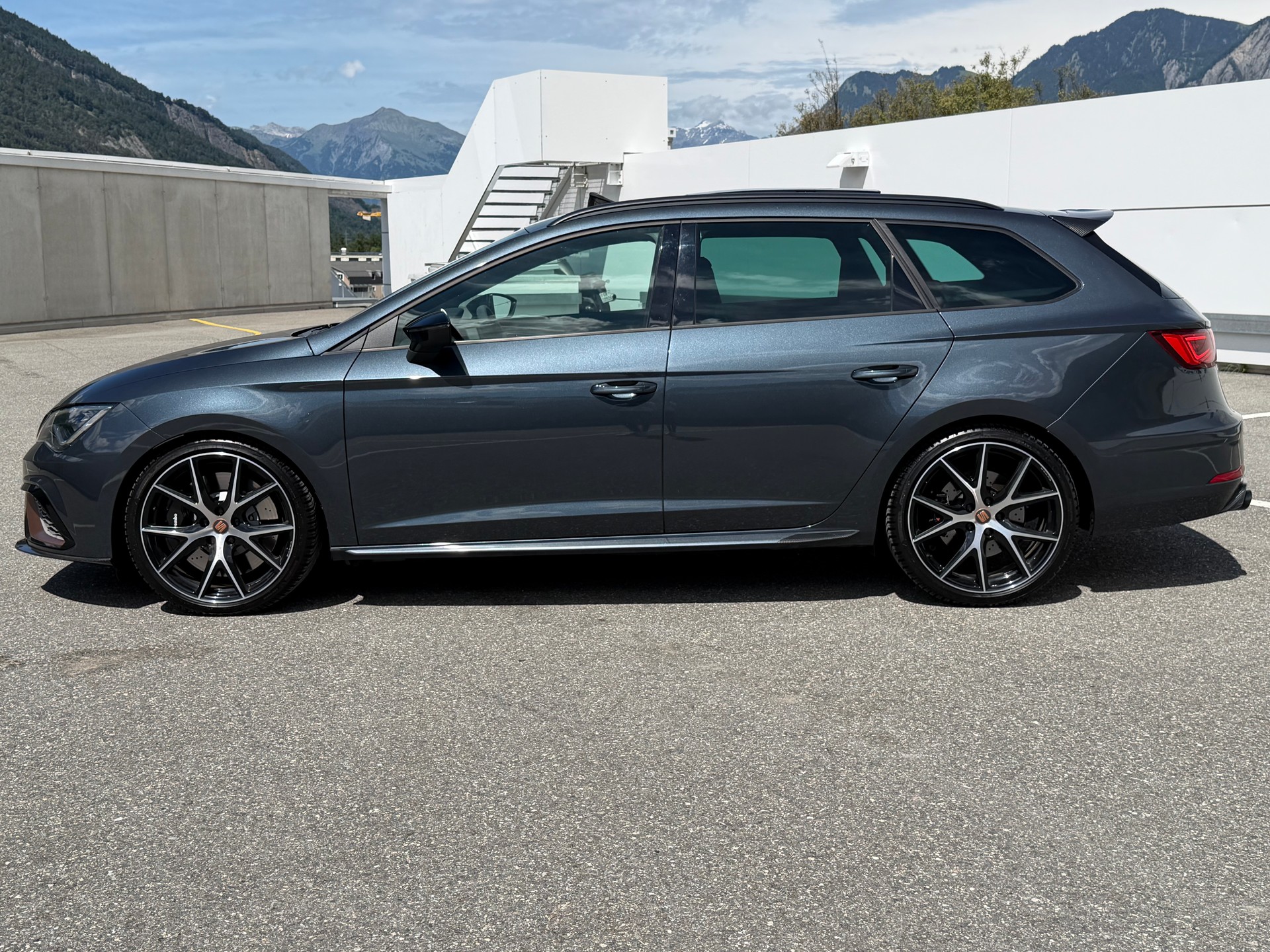 SEAT Leon ST 2.0 TSI Cupra R 300 4 Drive DSG Limited 799-showroom-element-2
