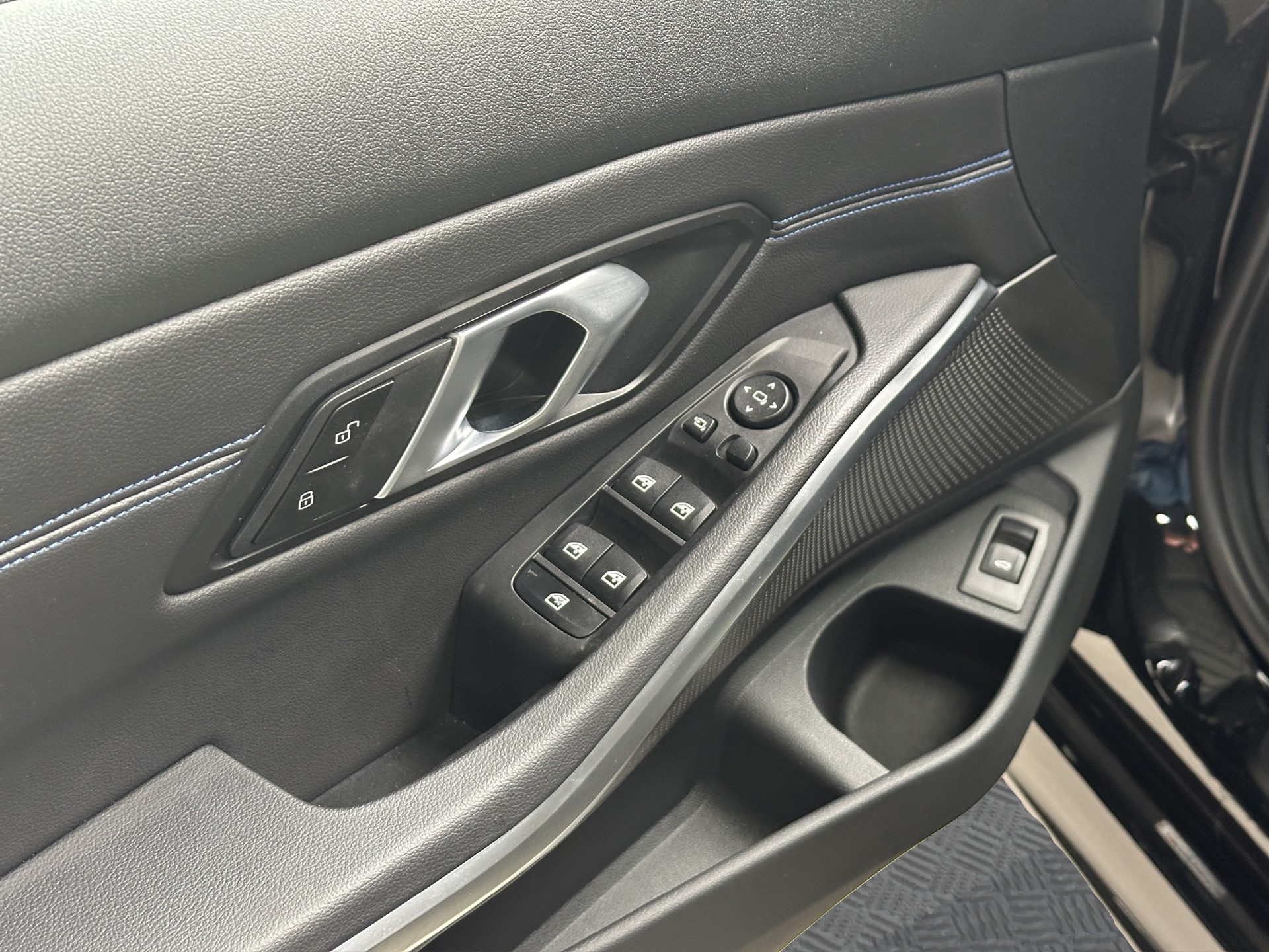 BMW 330i Touring xDrive Steptronic M Sport-image-8