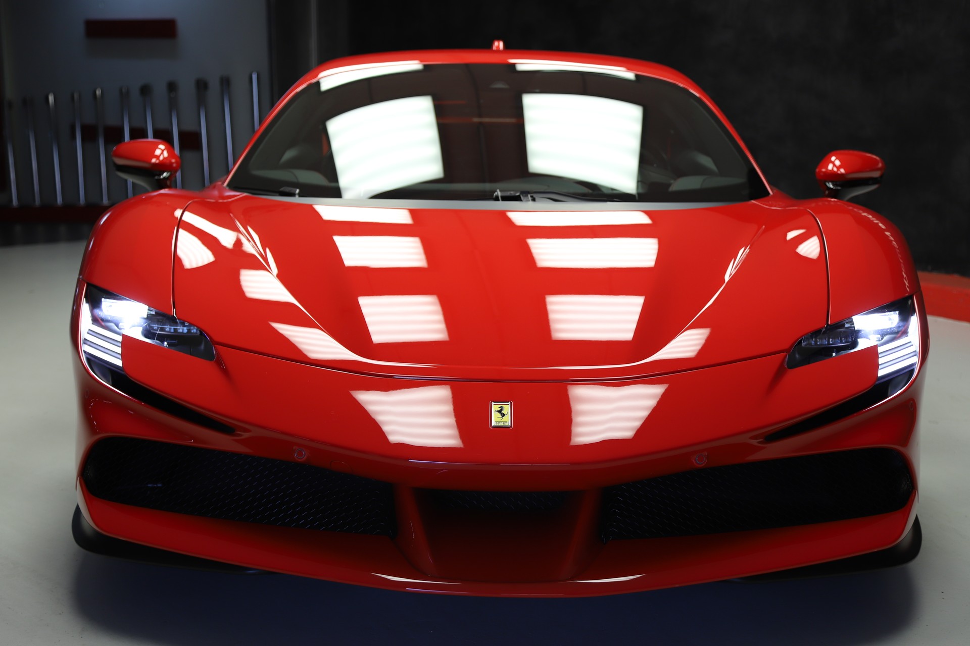 FERRARI SF90 Stradale-showroom-element-3