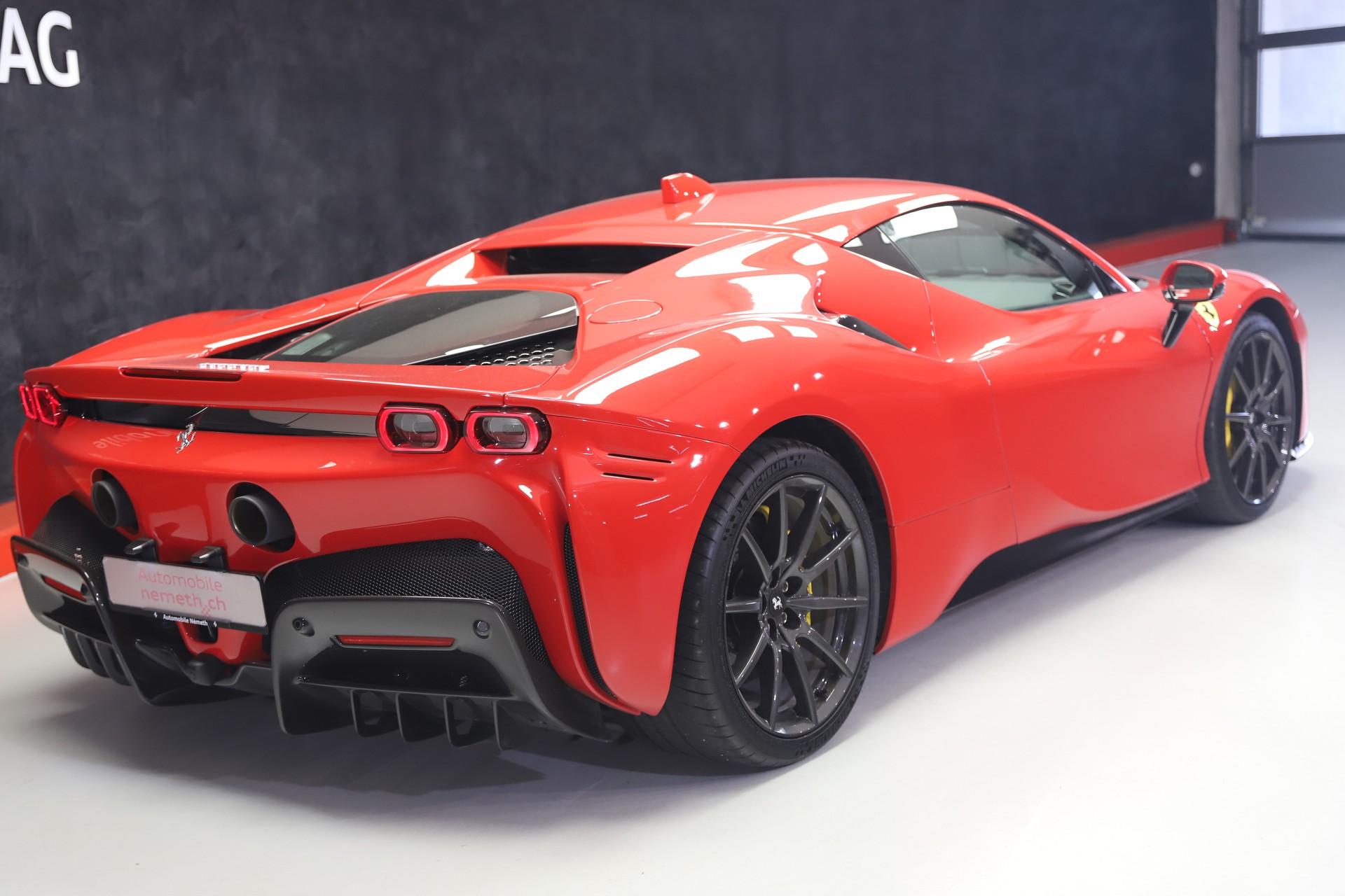 FERRARI SF90 Stradale-showroom-element-1