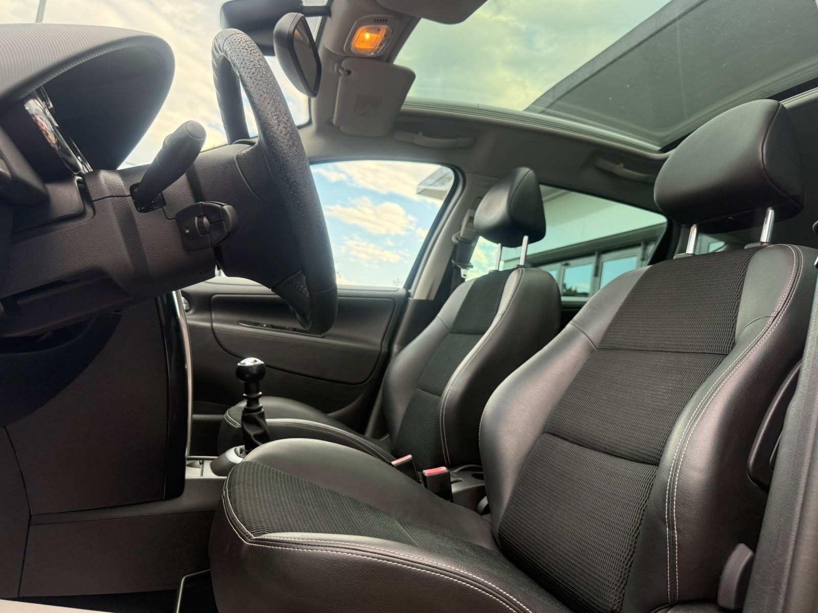 PEUGEOT 207 SW 1.6 HDI Allure-image-9
