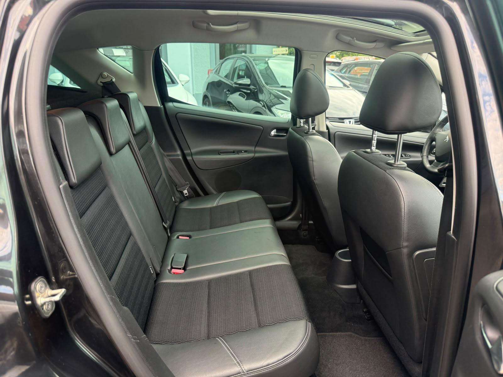 PEUGEOT 207 SW 1.6 HDI Allure-image-13