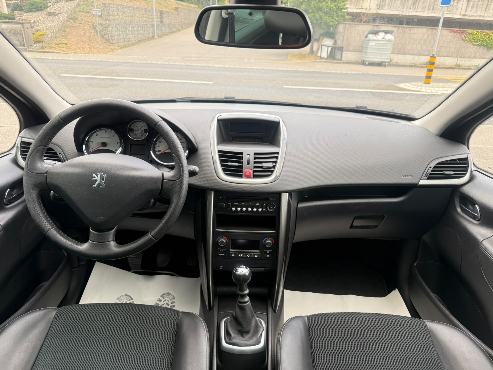 PEUGEOT 207 SW 1.6 HDI Allure-image-11