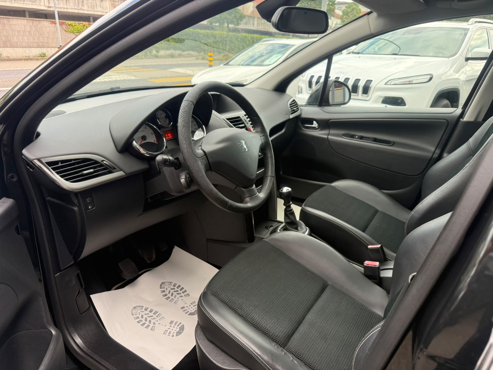 PEUGEOT 207 SW 1.6 HDI Allure-image-8