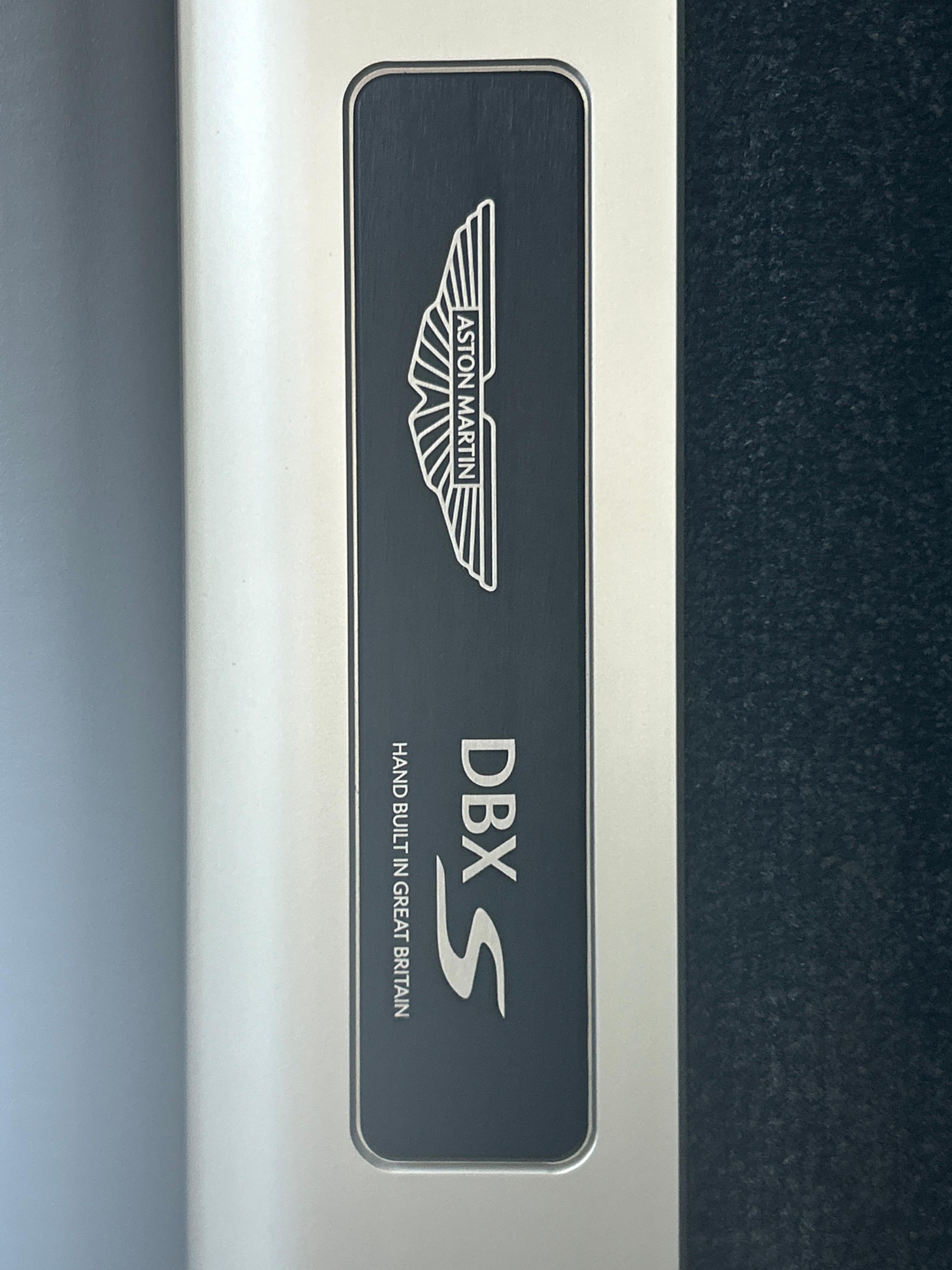 ASTON MARTIN DBX S 4.0 V8 Bi-Turbo-image-24